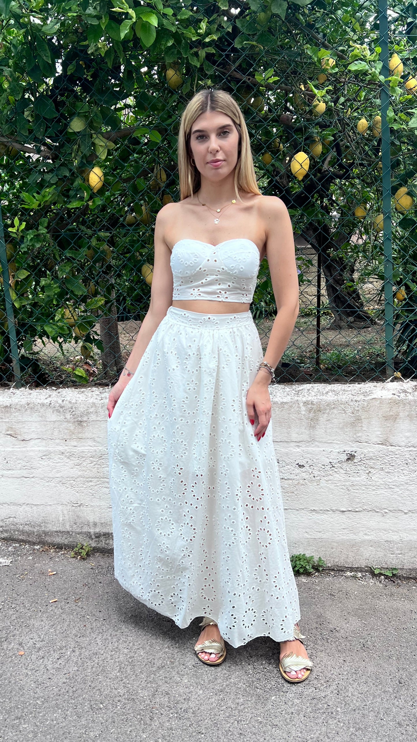 "Completo donna in pizzo San Gallo bianco con top a coppe e gonna midi"