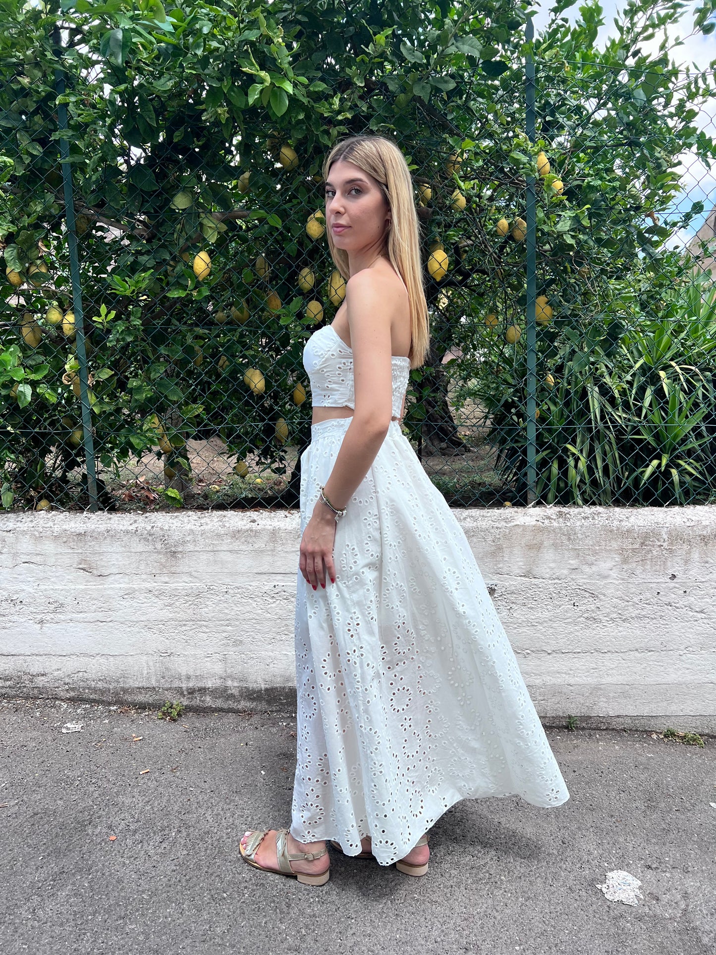 "Modella che indossa completo in pizzo San Gallo bianco, taglia unica"