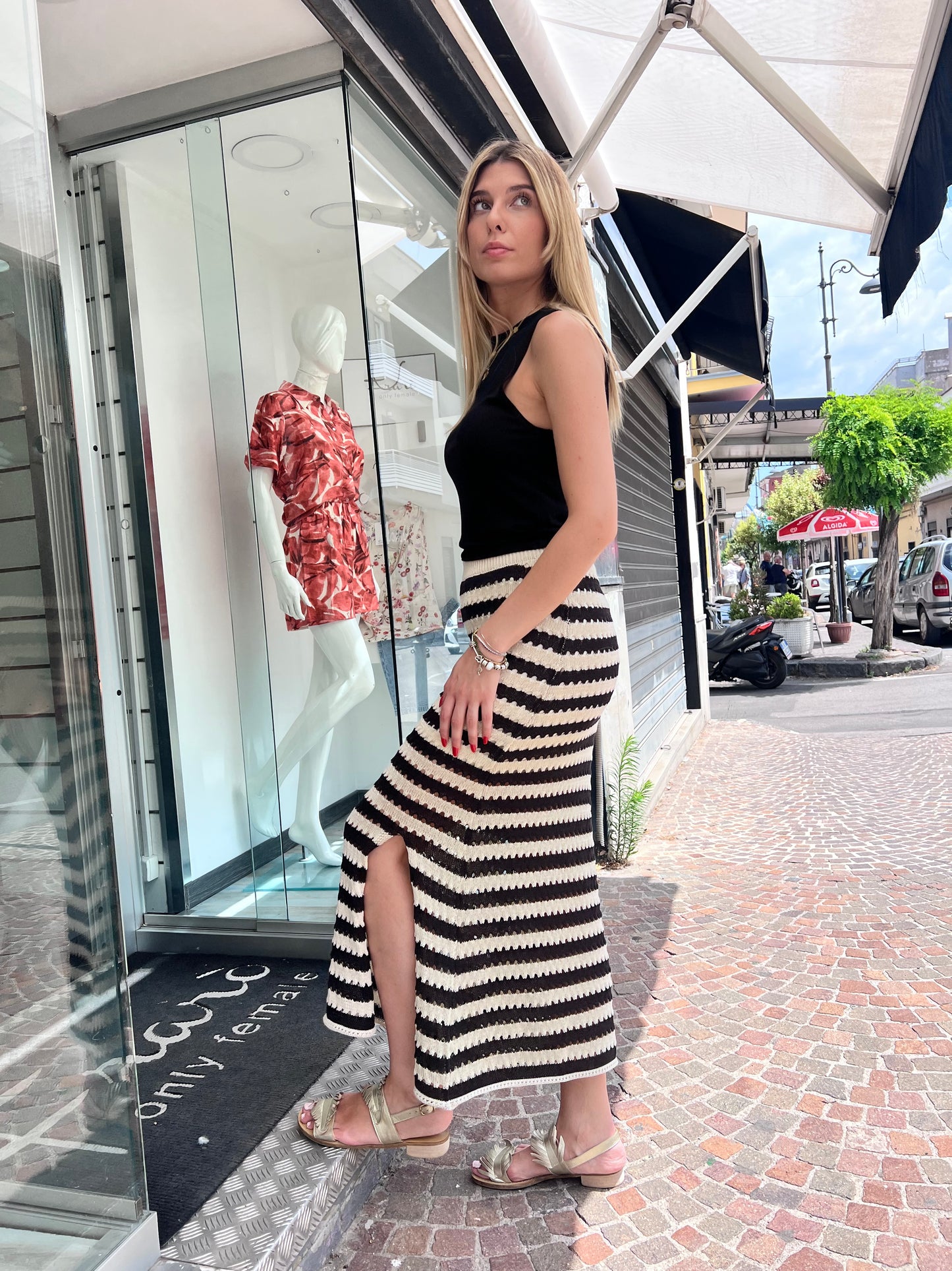 "Dettaglio Gonna Lunga Birdis - spacco laterale e texture traforata a righe, lunghezza maxi per outfit estivi chic"