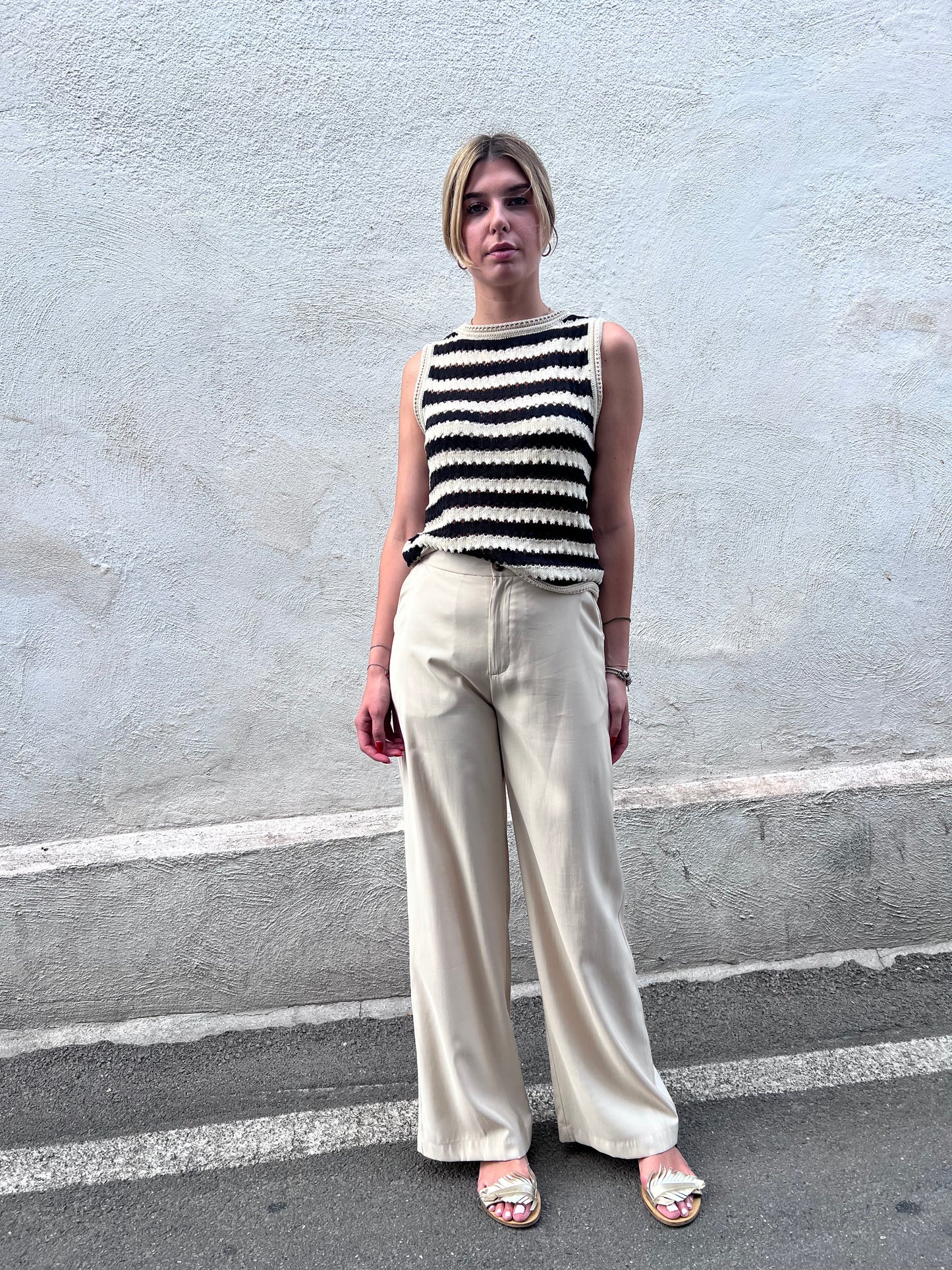 "Outfit completo Canotta Top Birdis - look estivo con top a righe e pantaloni palazzo beige, moda italiana contemporanea"