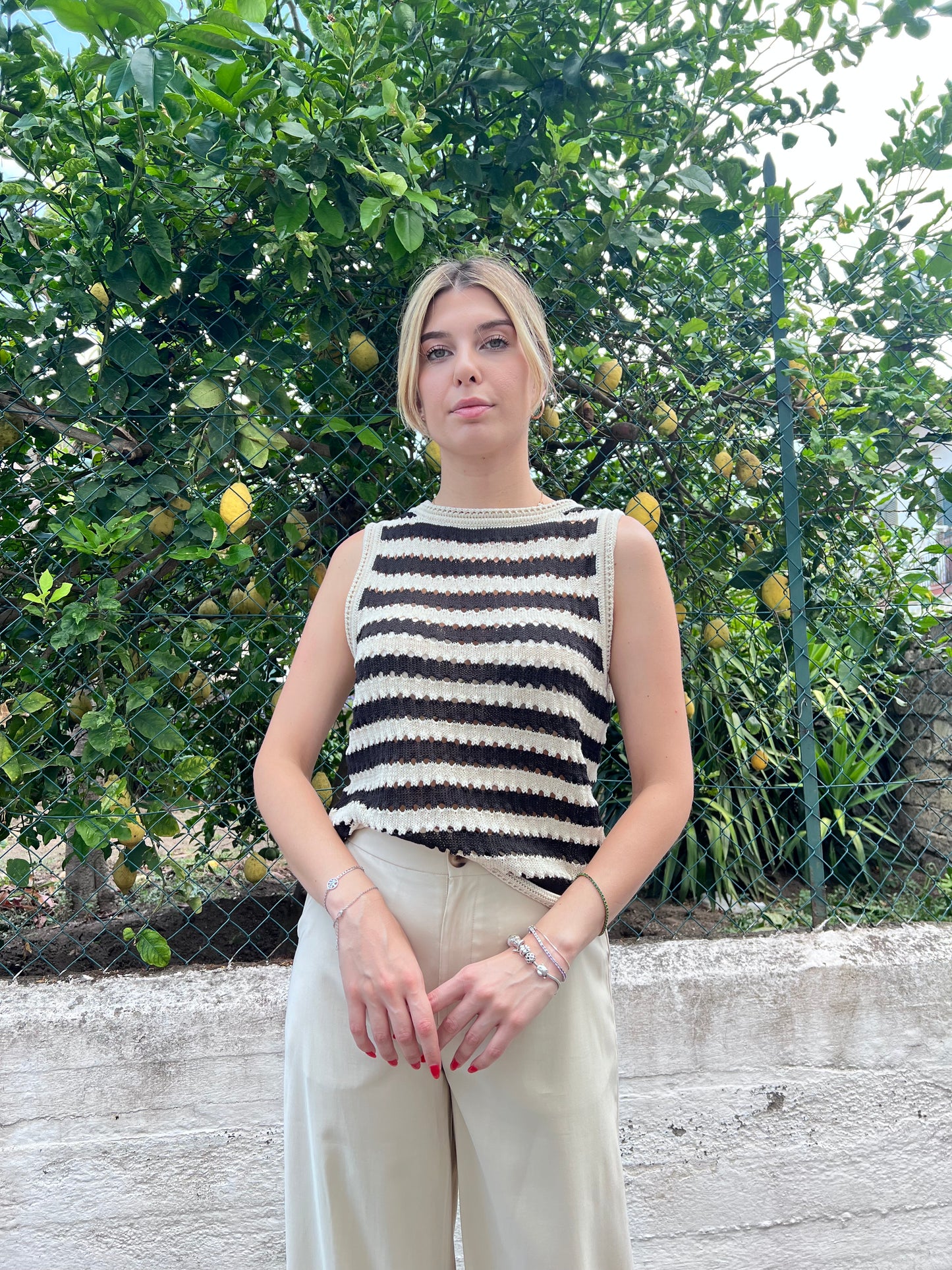 "Canotta Top Birdis a righe - vista frontale con dettagli crochet sui bordi, modello versatile per look estivi casual"
