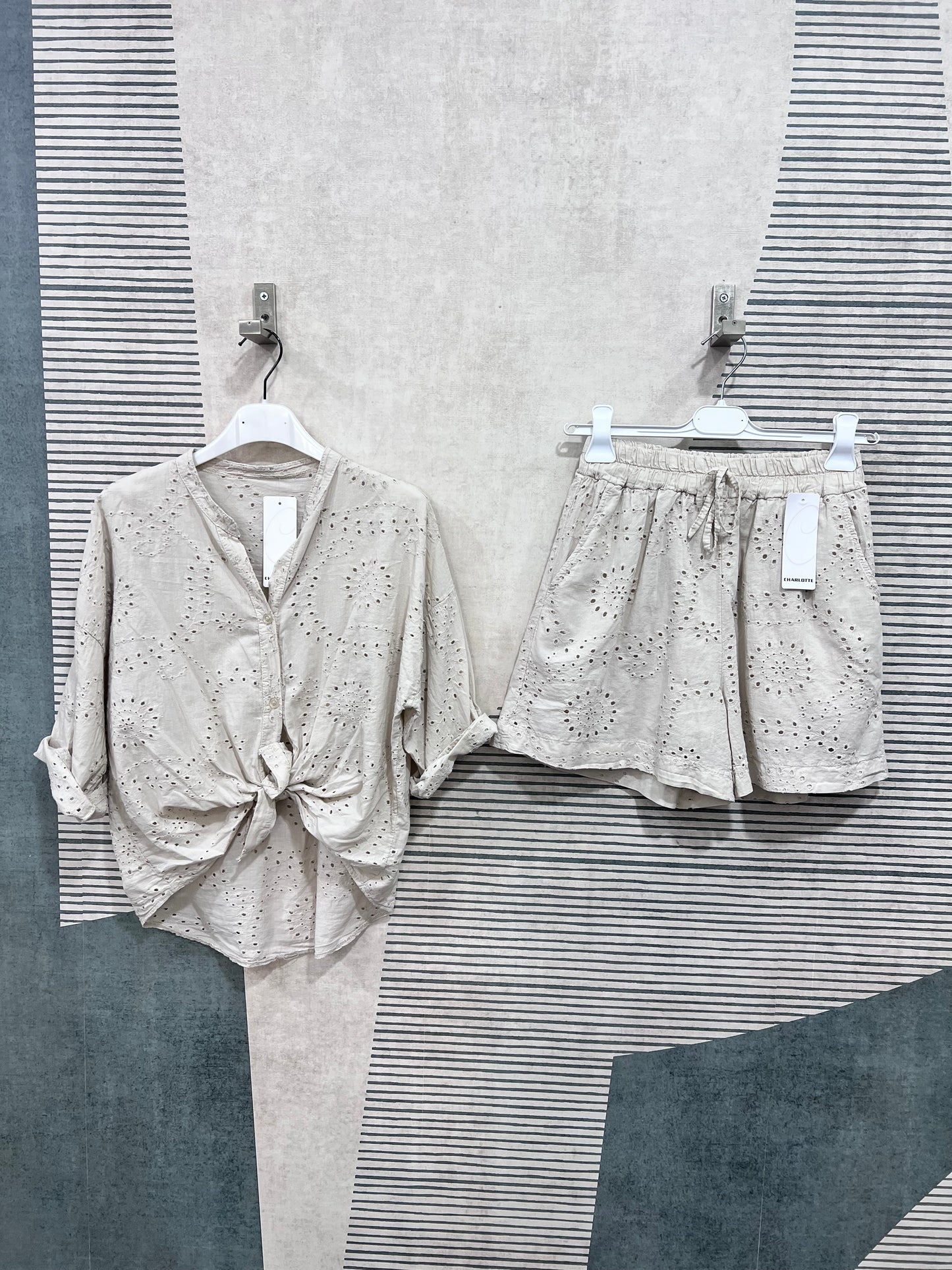 "Cord Set CHARLOTTE beige in pizzo San Gallo - completo donna con camicia colletto coreano e pantaloncini corti, Made in Italy