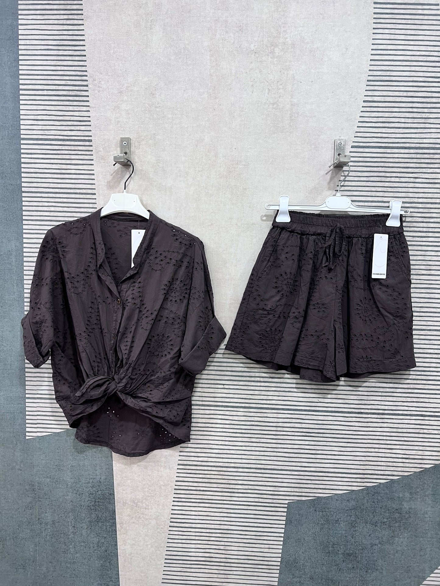 "Cord Set CHARLOTTE moro in pizzo San Gallo - completo donna con camicia colletto coreano e pantaloncini corti, Made in Italy