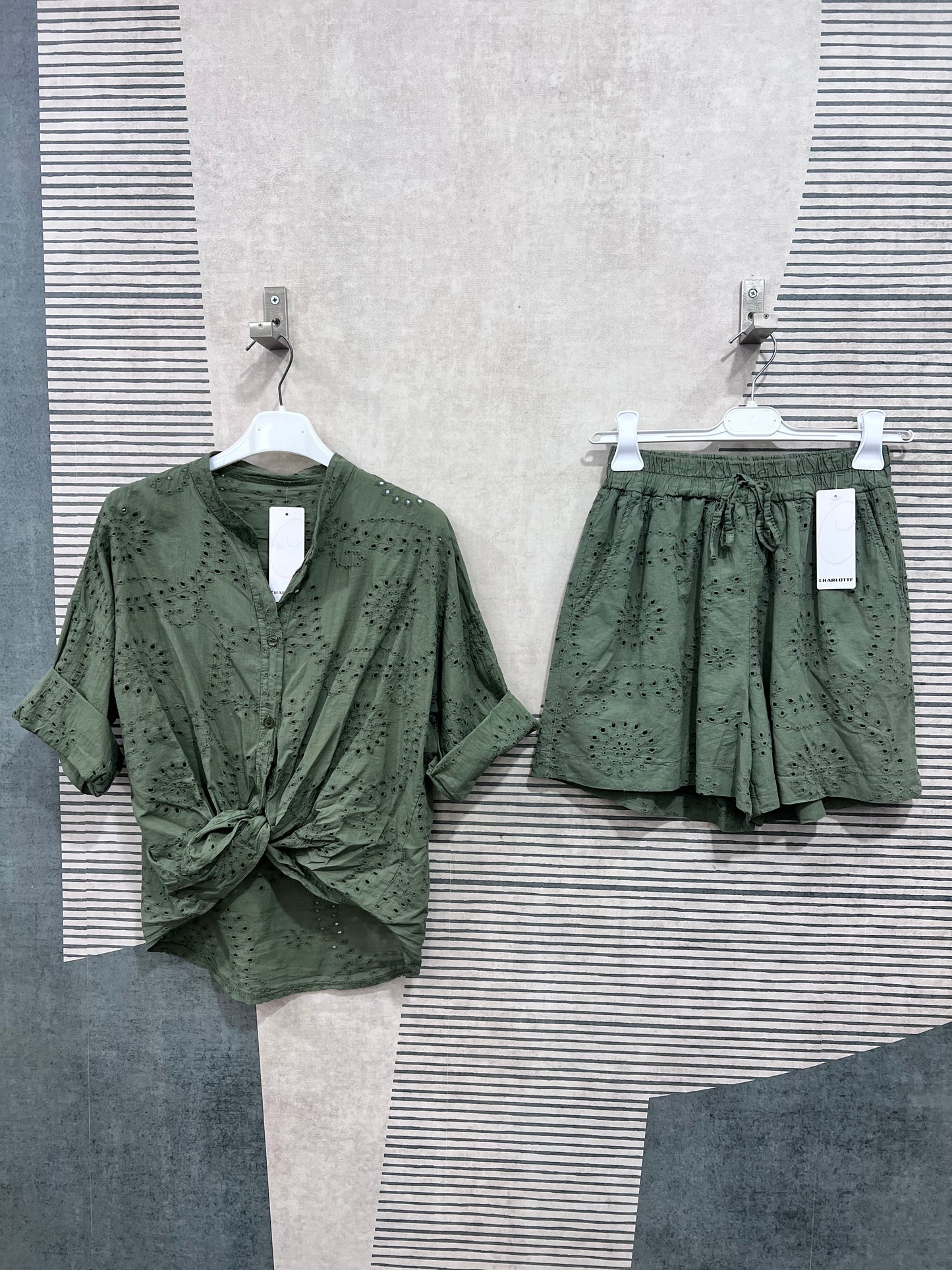 "Cord Set CHARLOTTE verde in pizzo San Gallo - completo donna con camicia colletto coreano e pantaloncini corti, Made in Italy