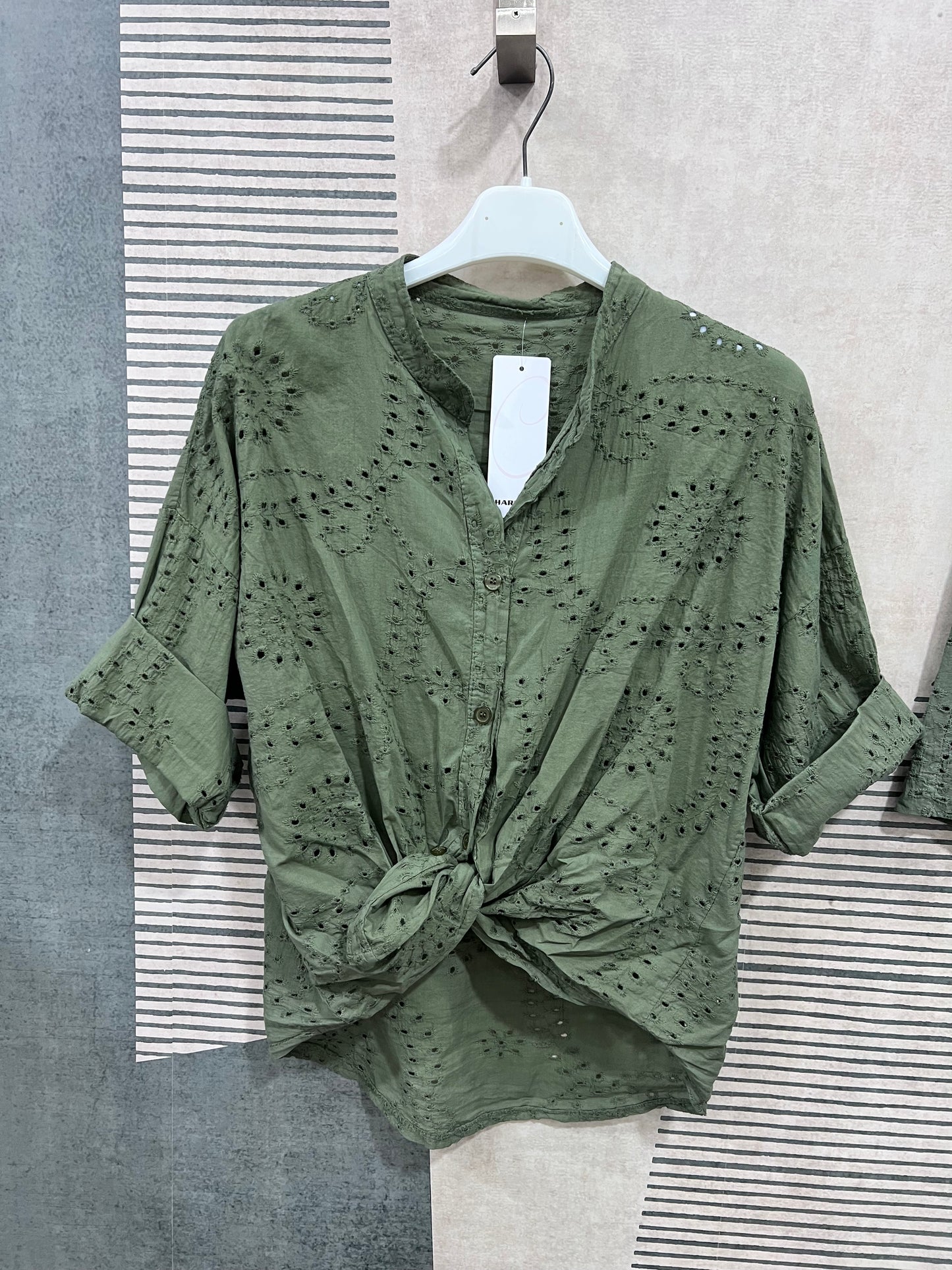"Cord Set CHARLOTTE in pizzo San Gallo - dettaglio camicia colletto coreano e abbottonatura, Made in Italy