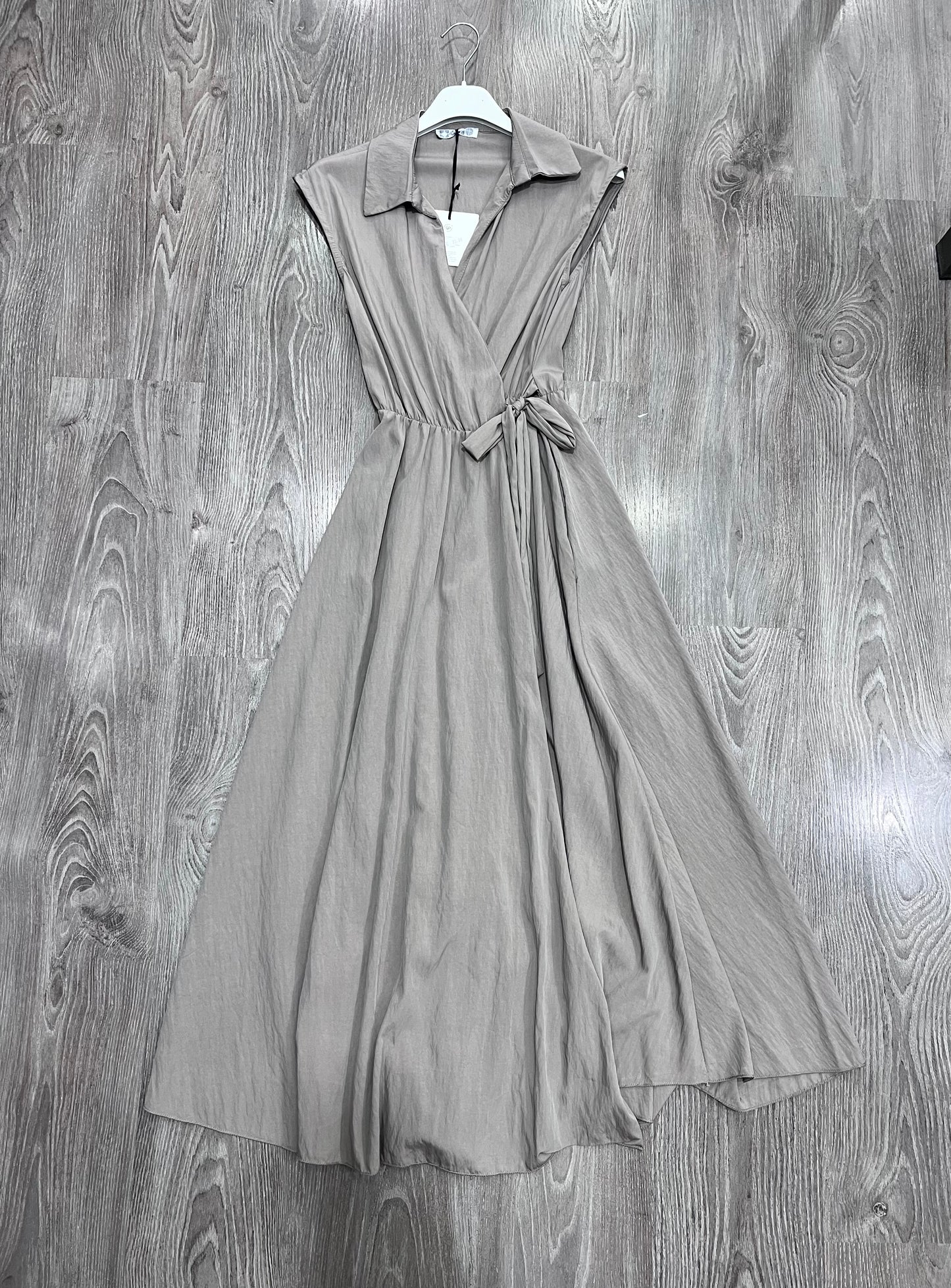 "Abito COSPICA fango - modello midi con colletto camicia e cintura in vita, stile elegante per outfit estivi"