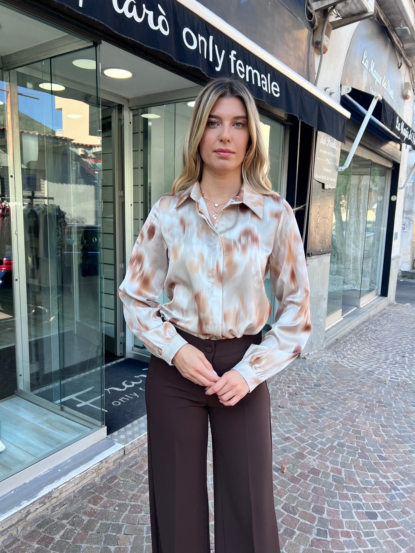 Camicia collo francese donna - dettaglio abbottonatura e manica lunga