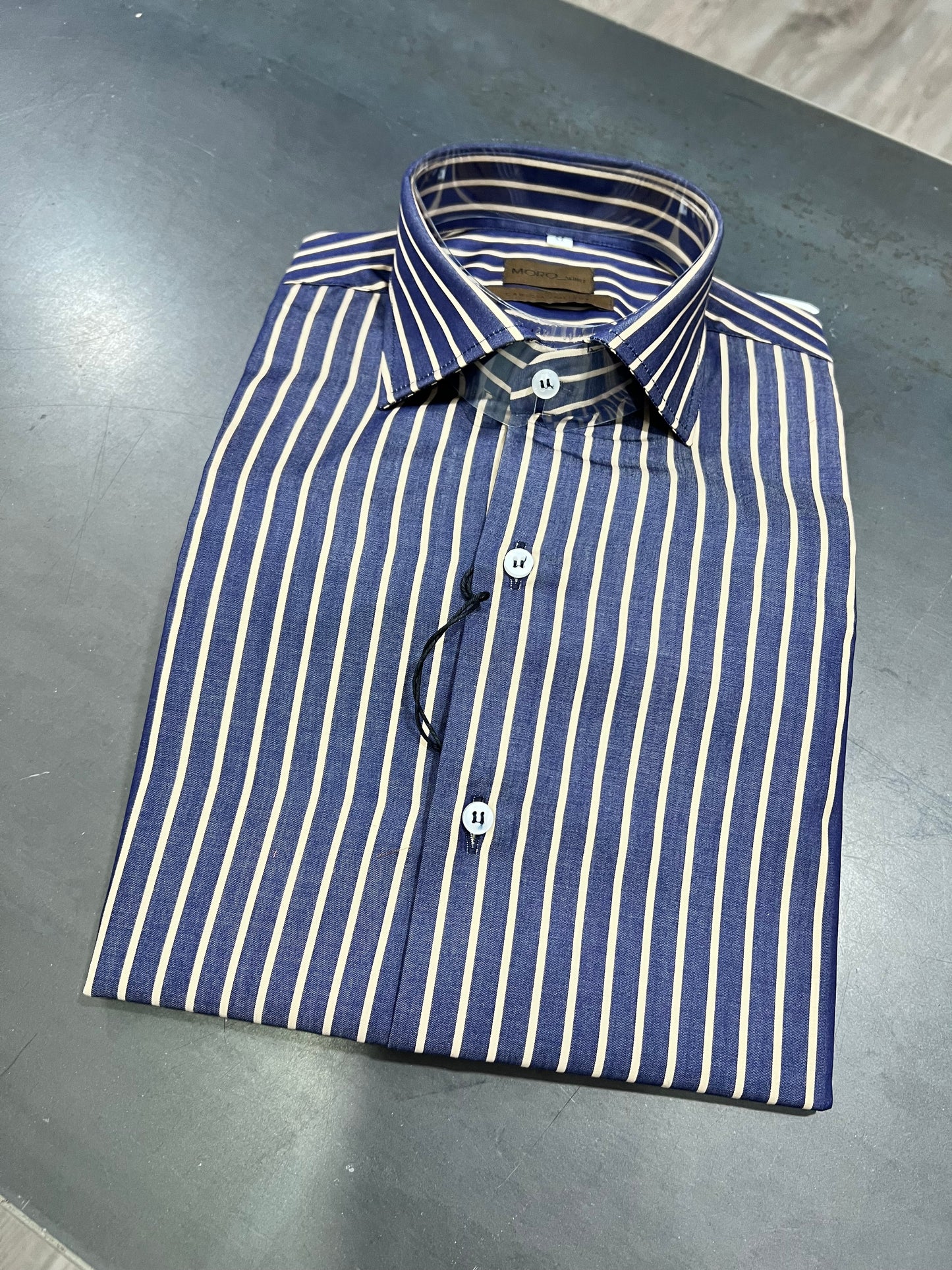"Camicia uomo elegante - dettaglio tessuto cotone e manifattura italiana"