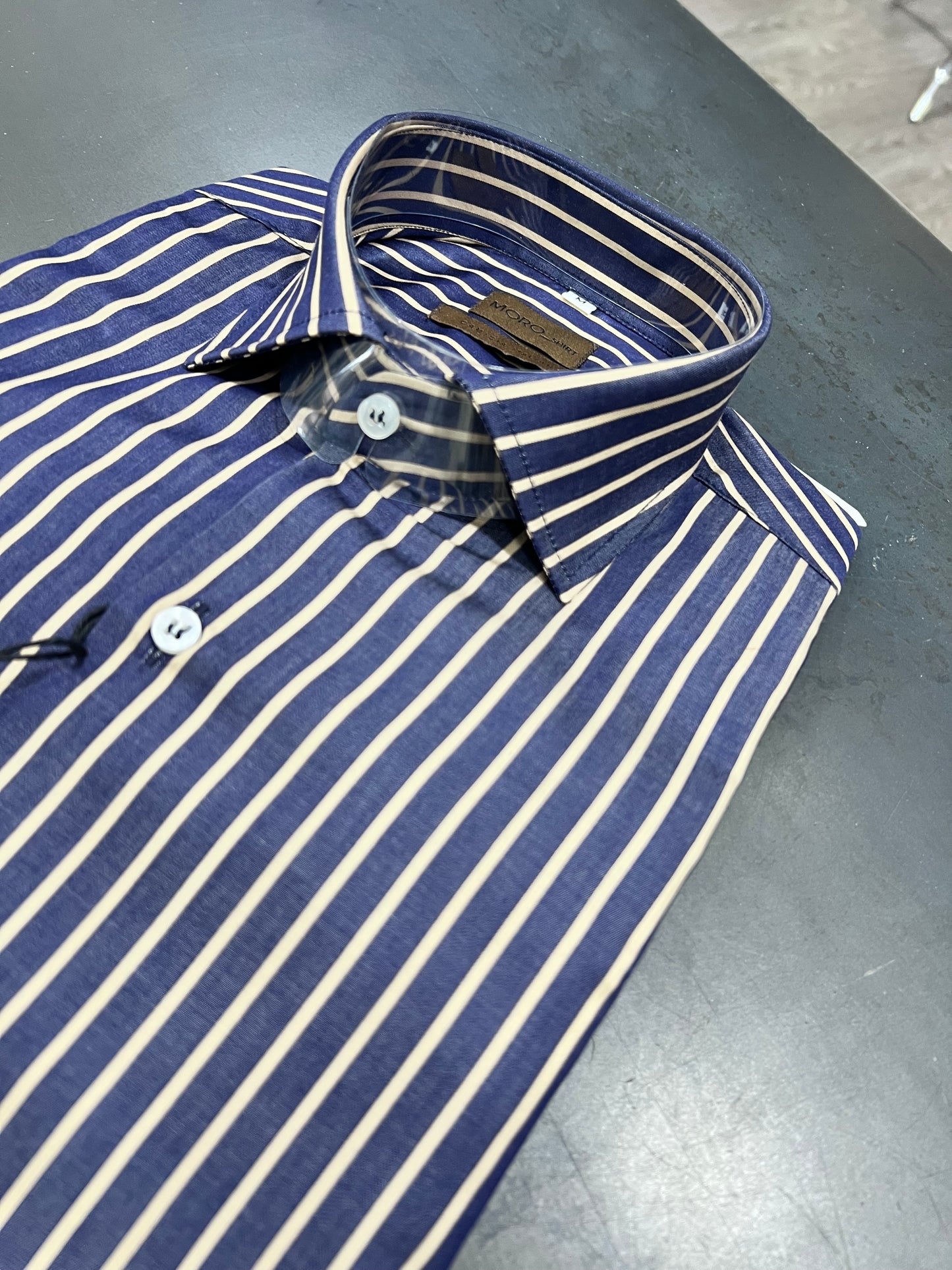 "Camicia uomo a righe beige Made in Italy - vista laterale vestibilità avvitata"