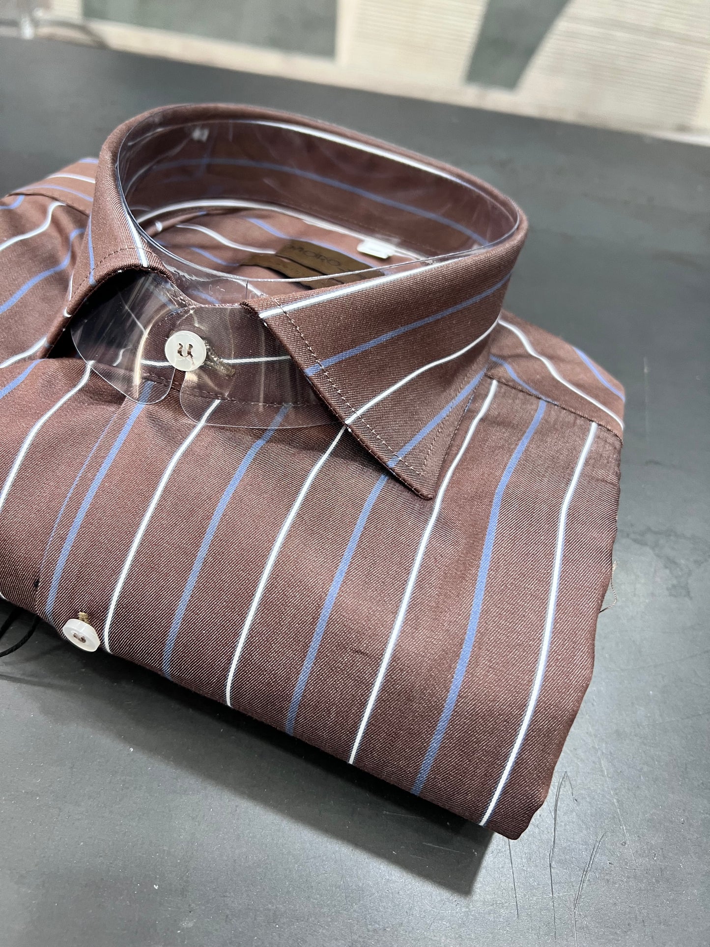 "Camicia uomo brown - dettaglio collo francese e righe bianche blu"