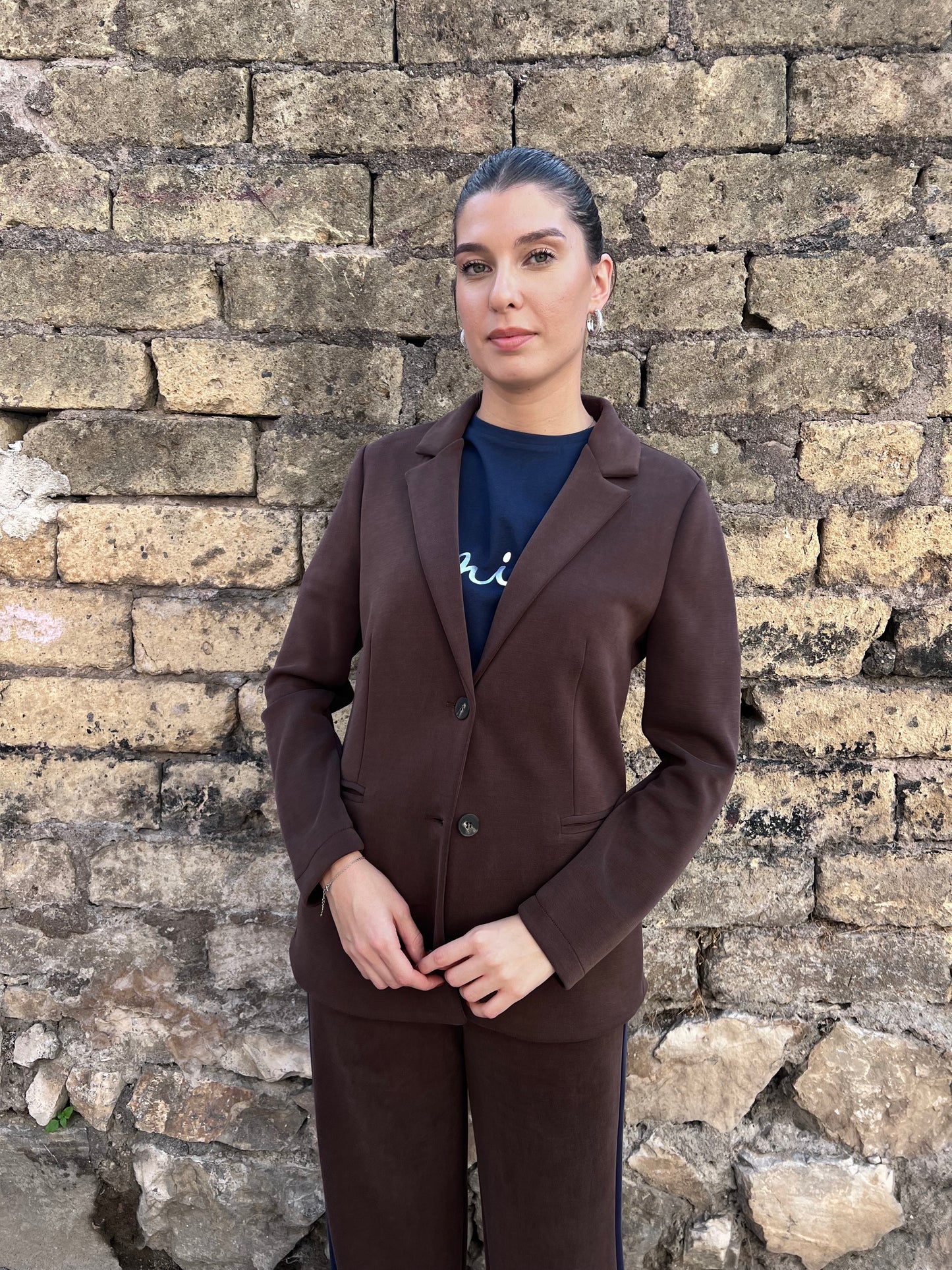 Dettaglio giacca tailleur felpa cioccolato - Bottoni eleganti e vestibilità raffinata Made in Italy Erica Bellucci