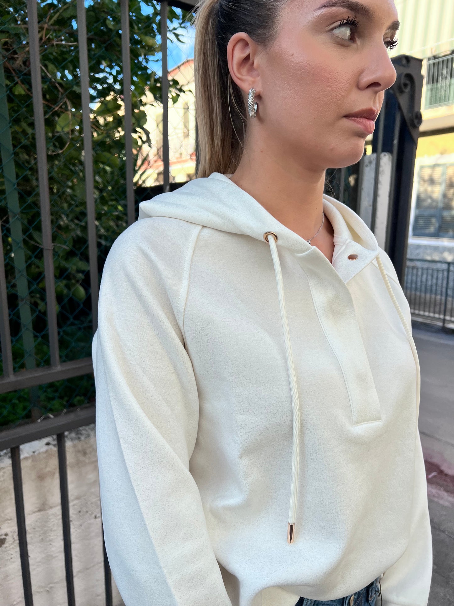 Felpa Diane con chiusura a bottoni frontale e cappuccio regolabile