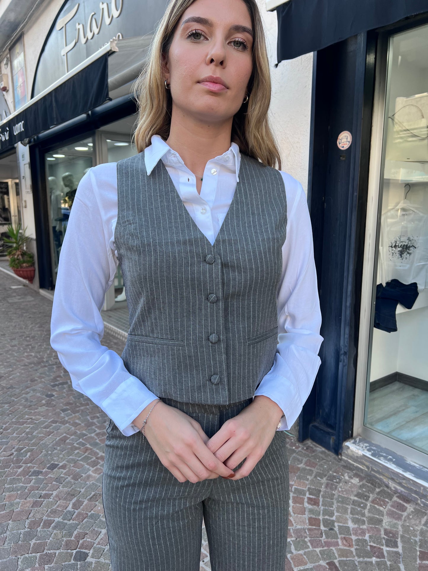 Dettaglio gilet gessato con bottoni - Cord set Riley elegante per ufficio