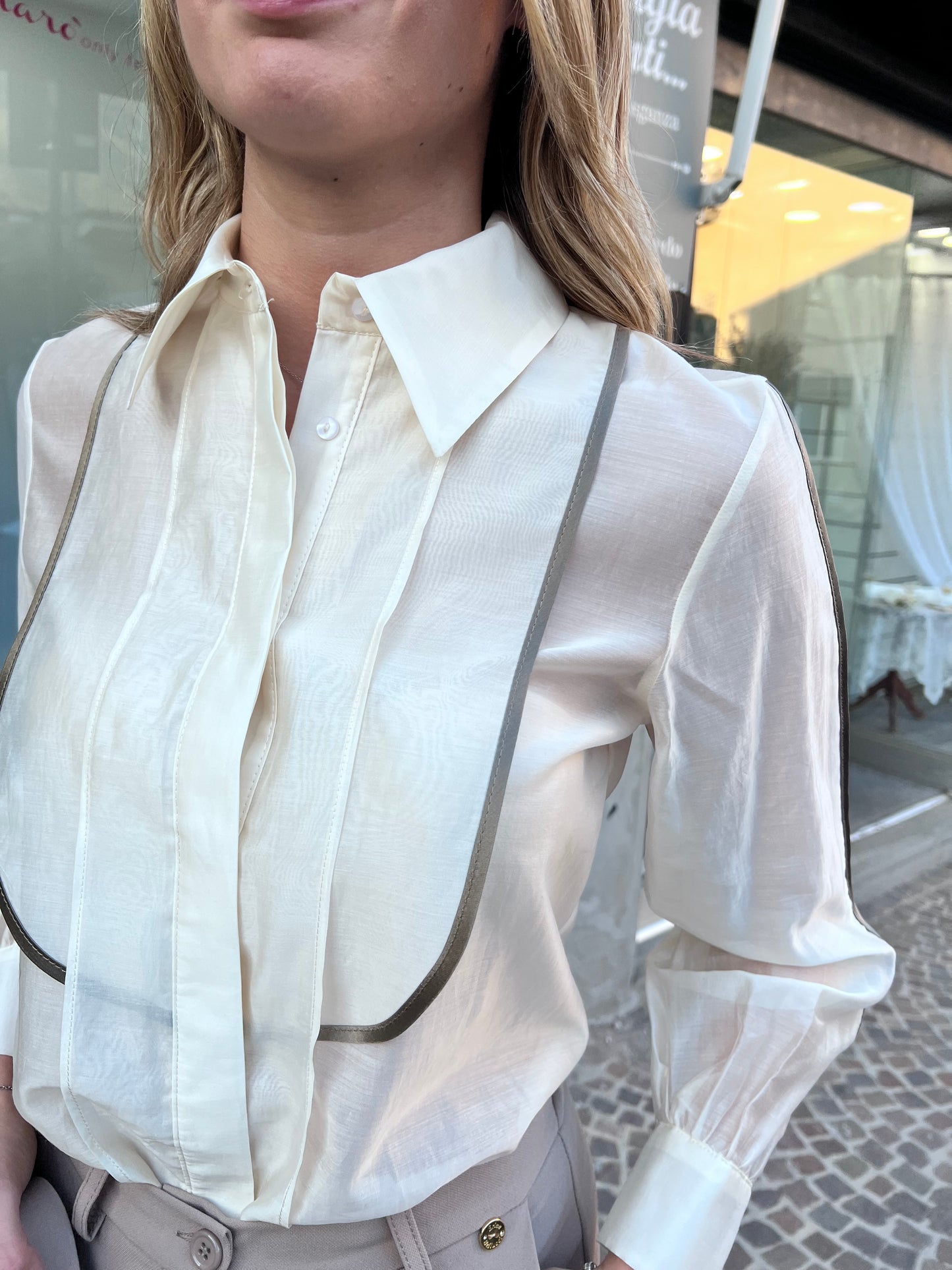 Camicia Erica Bellucci voilà bordino - dettaglio collo francese e chiusura elegante donna