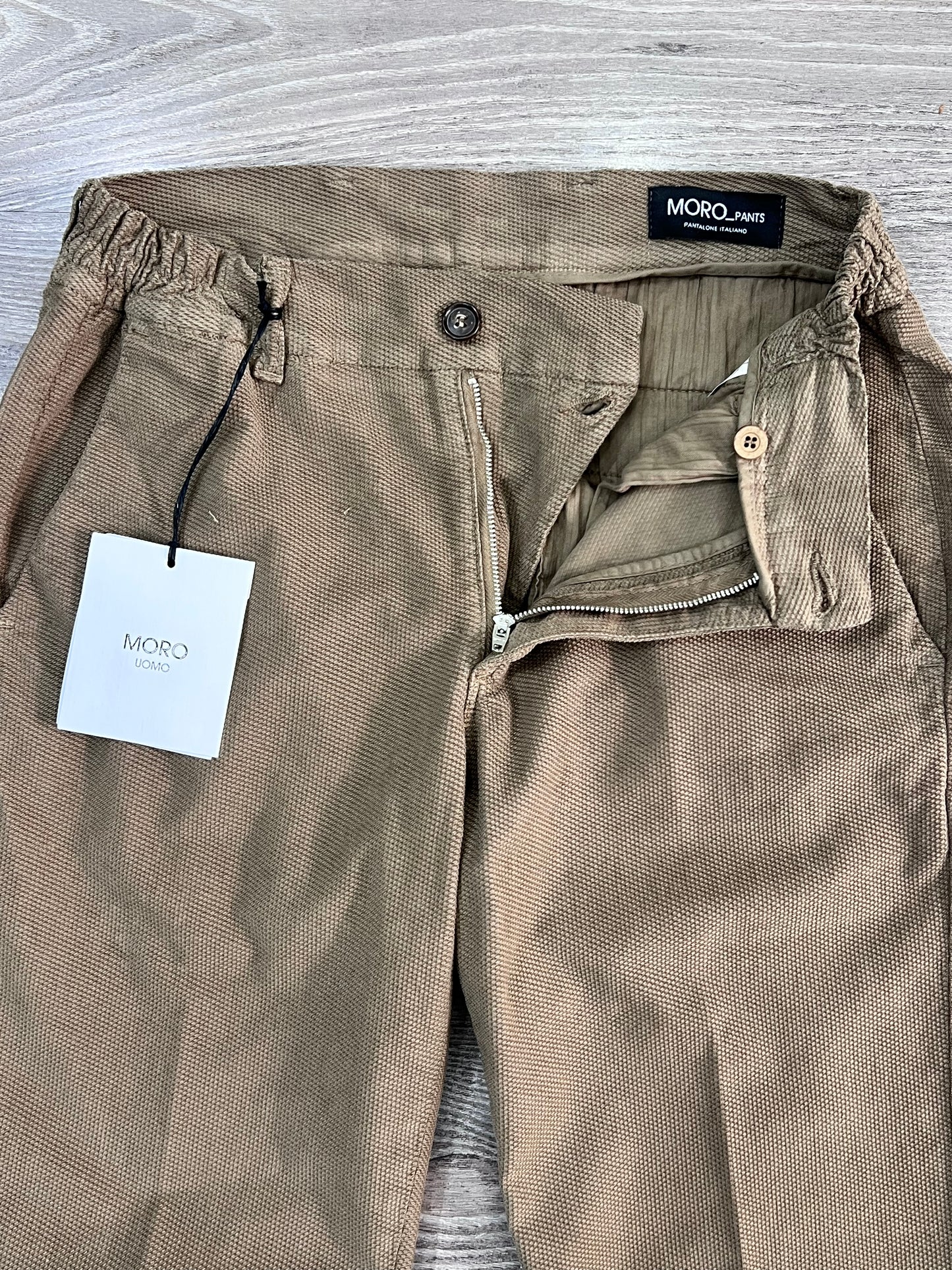 "Pantalone armaturato Made in Italy - dettaglio etichetta e manifattura"
