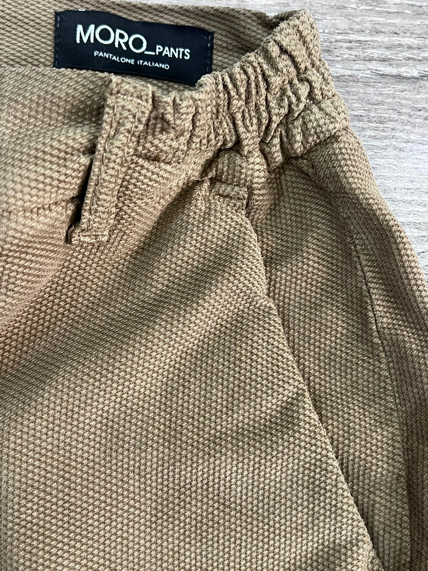 "Dettaglio tessuto armaturato pantalone uomo - texture e qualità materiale"