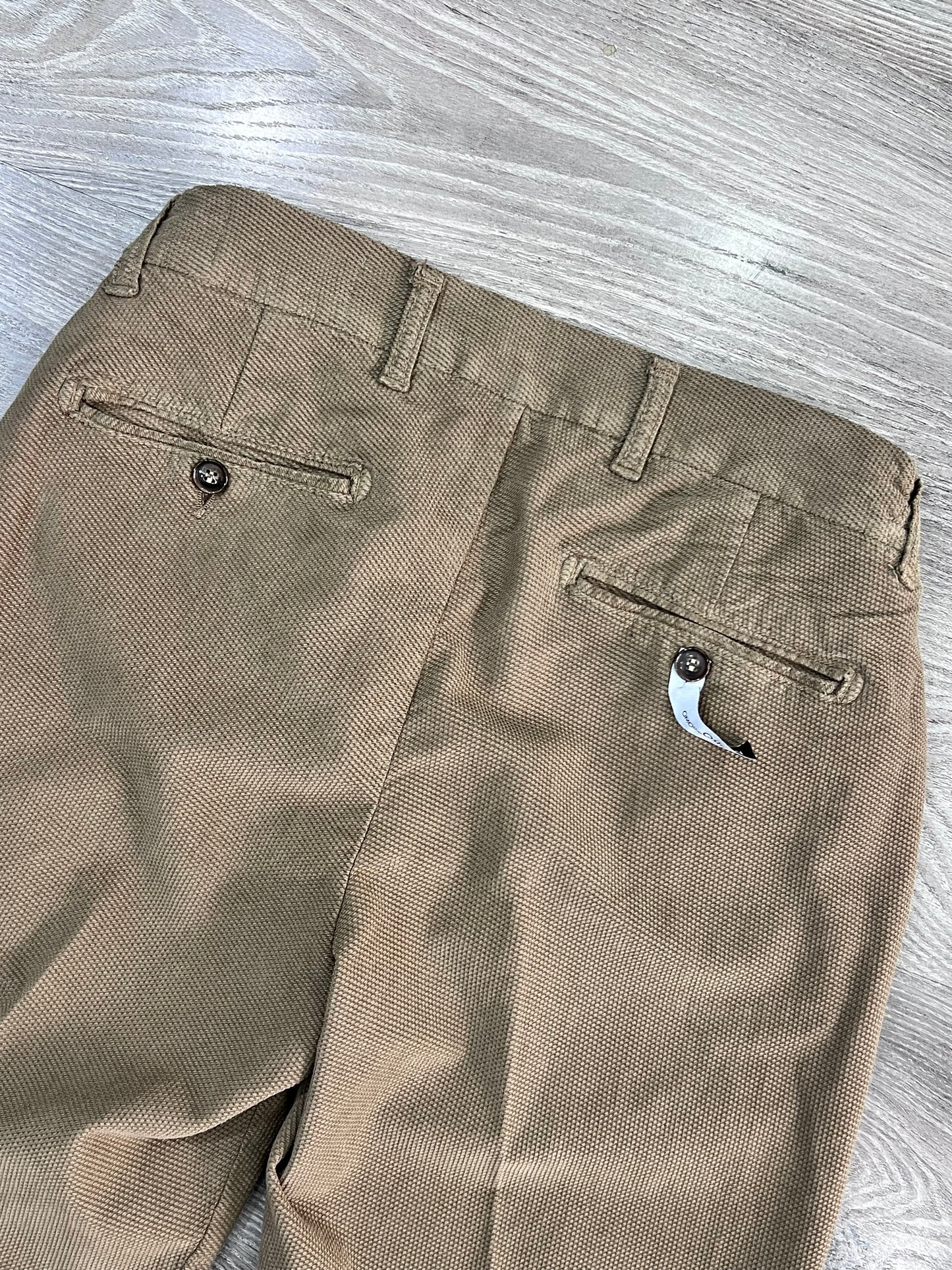 "Pantalone uomo tessuto armaturato bruciato - dettaglio tasche sul dietro e cuciture"