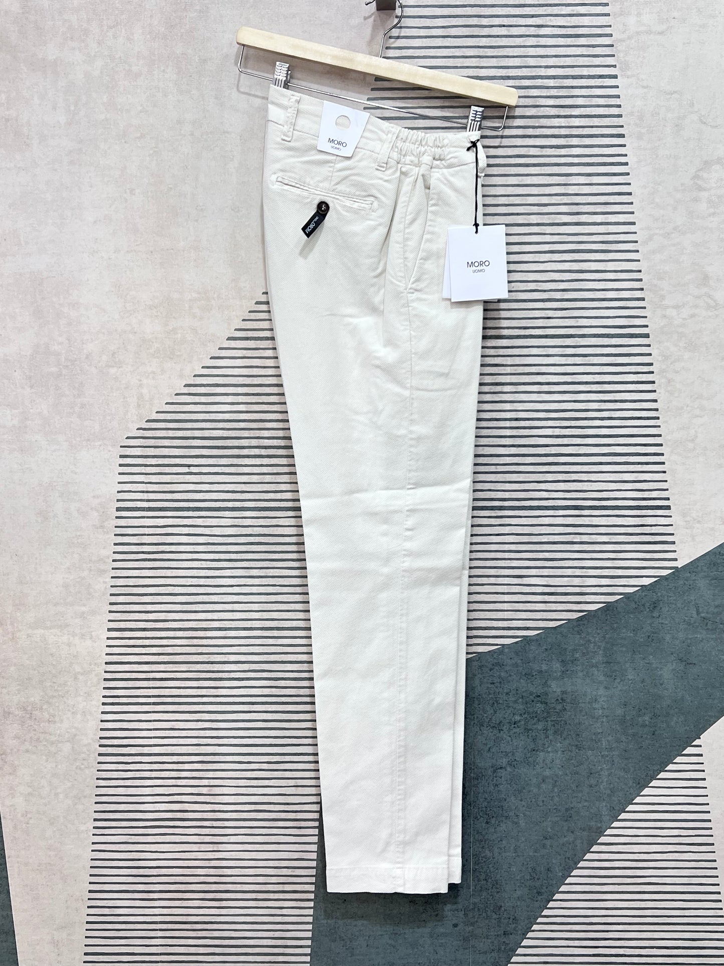 "Pantalone armaturato uomo colore panna - vista laterale tessuto pregiato"