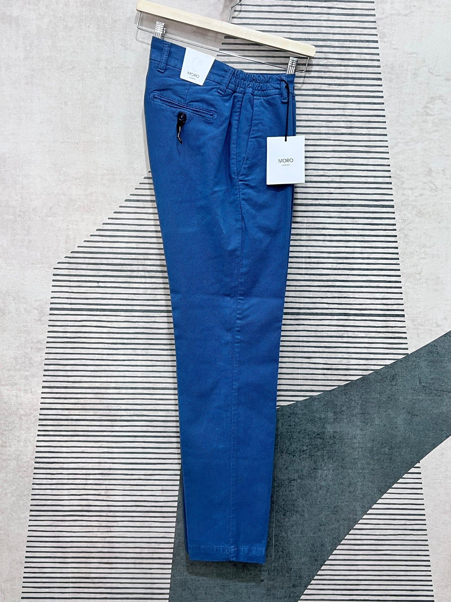 "Pantalone armaturato uomo colore blu ice - vista laterale tessuto pregiato"