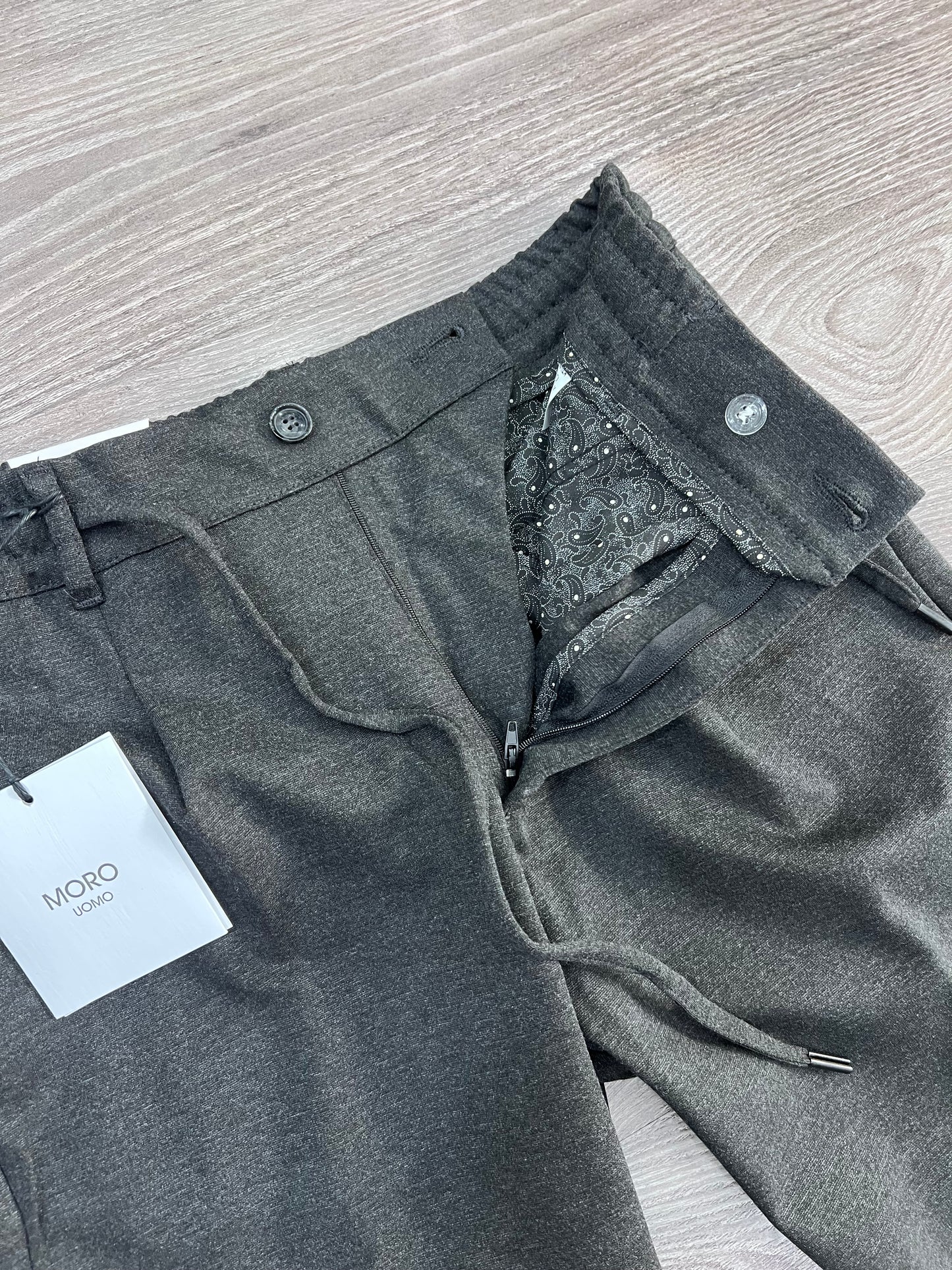 "Dettaglio tessuto punto Milano pantalone uomo - texture caldo e comfort"