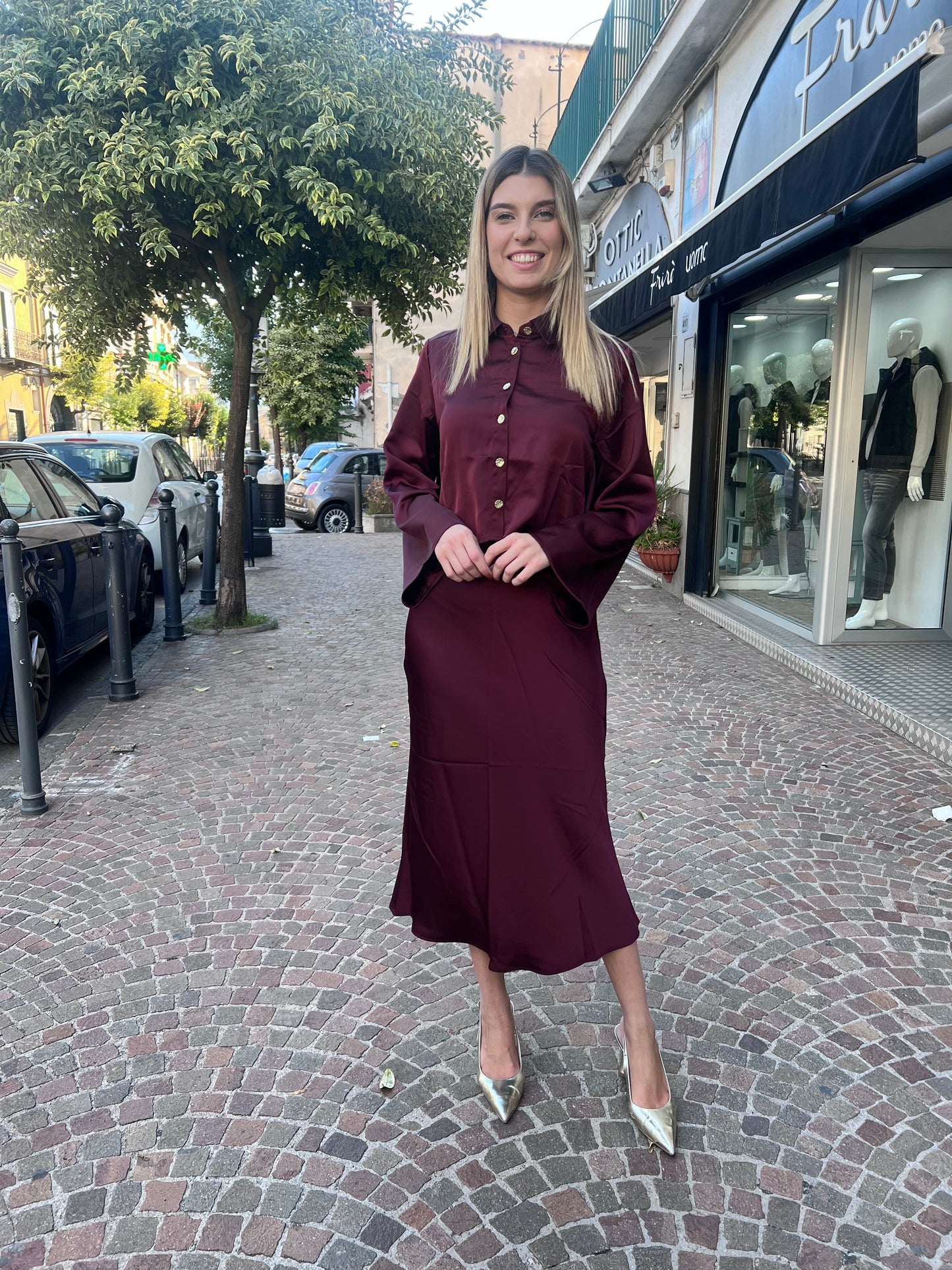 Coordinato donna bordeaux Kansas Tiffosi - camicia e gonna midi in raso effetto seta vista frontale