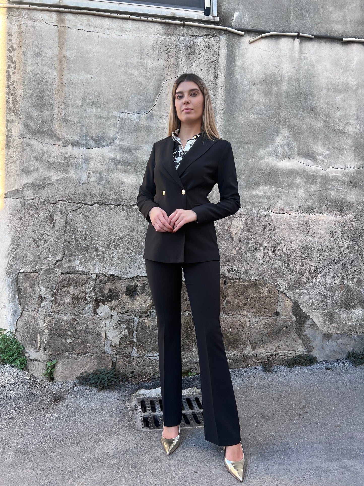 Tailleur donna nero Erica Bellucci - vista laterale blazer avvitato e pantalone vita alta