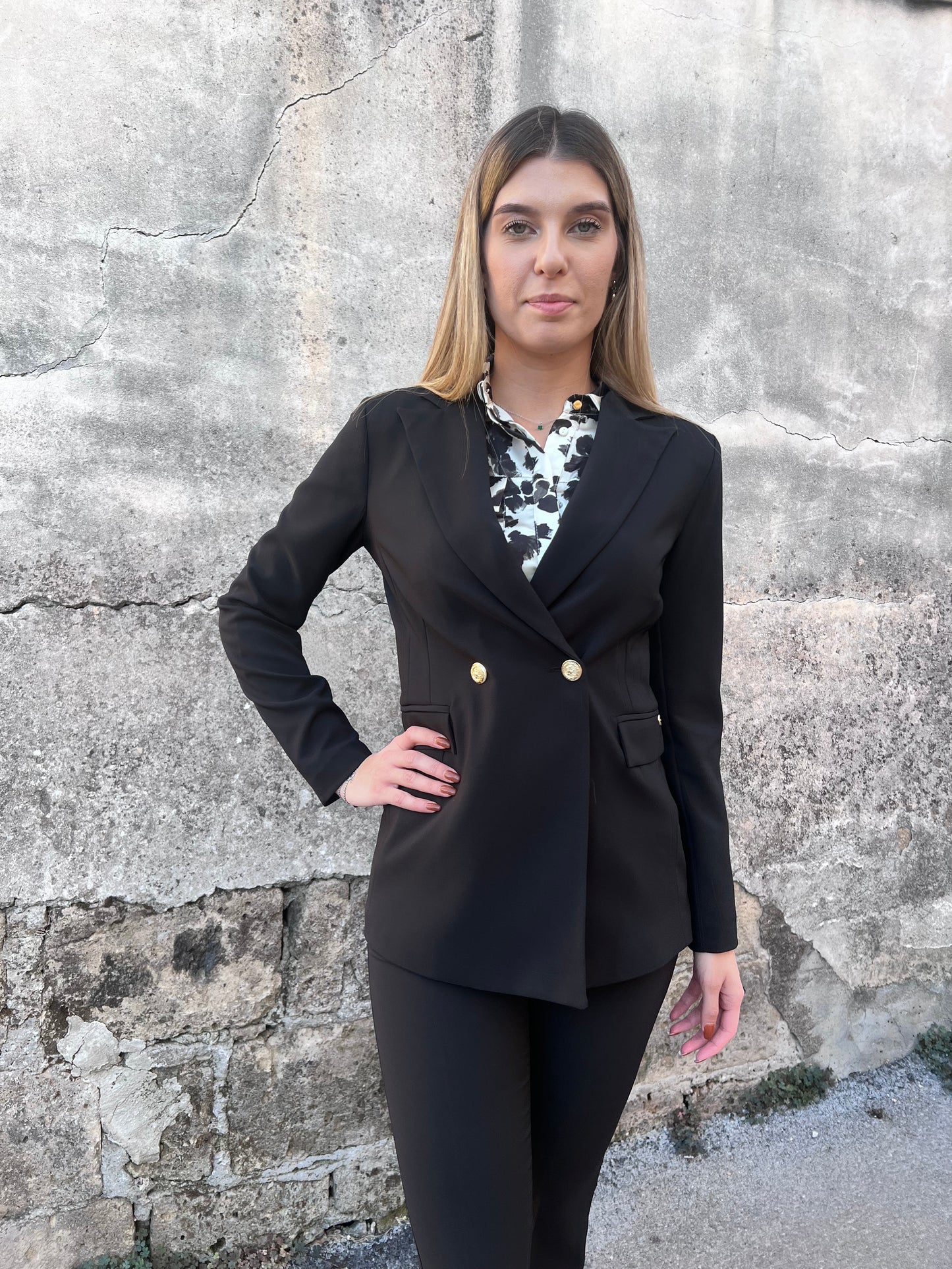 Tailleur donna nero Erica Bellucci - dettaglio bottoni oro e abbottonatura doppio petto