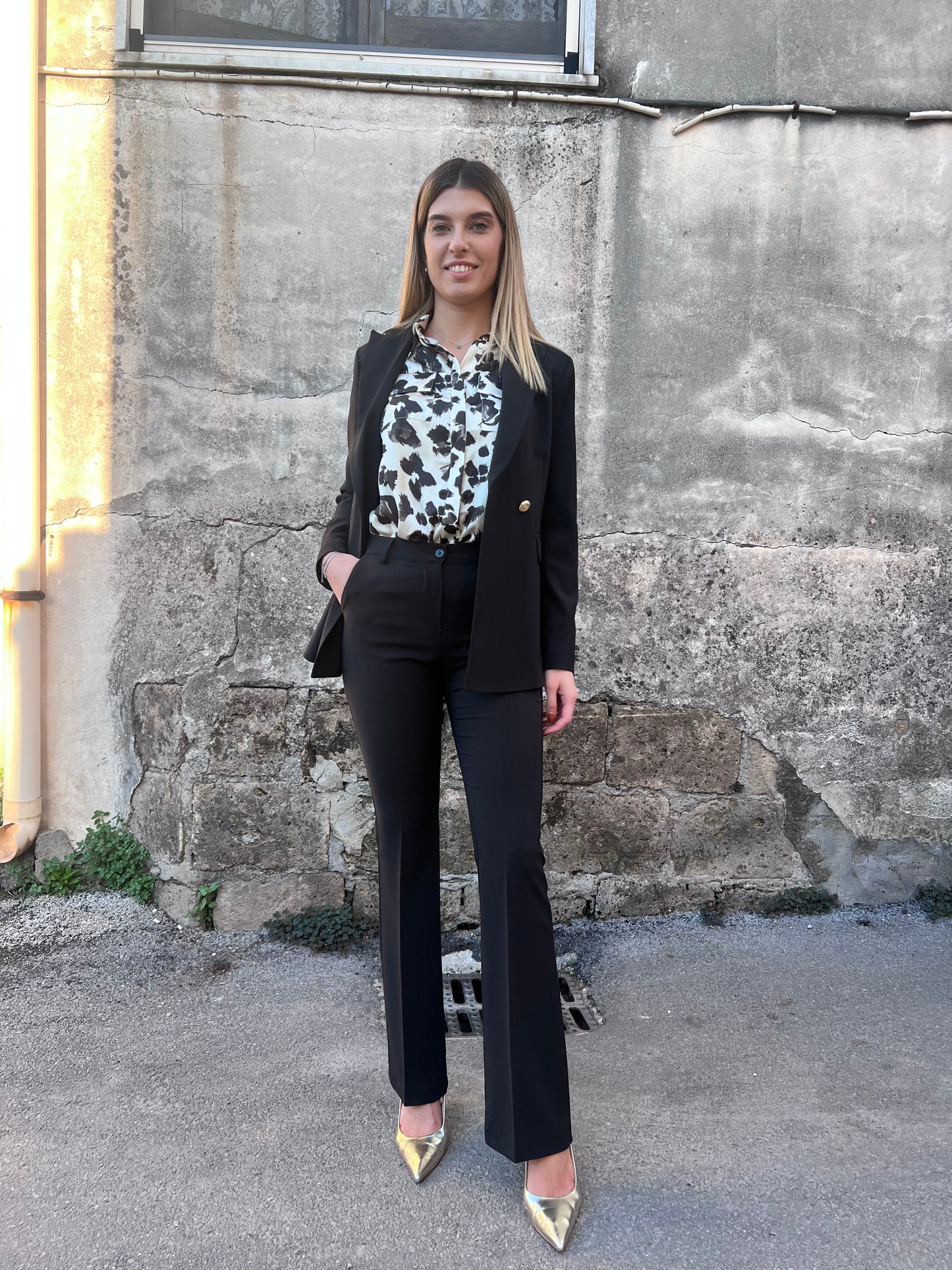 Tailleur donna nero Erica Bellucci - vista completo elegante pantalone zampa