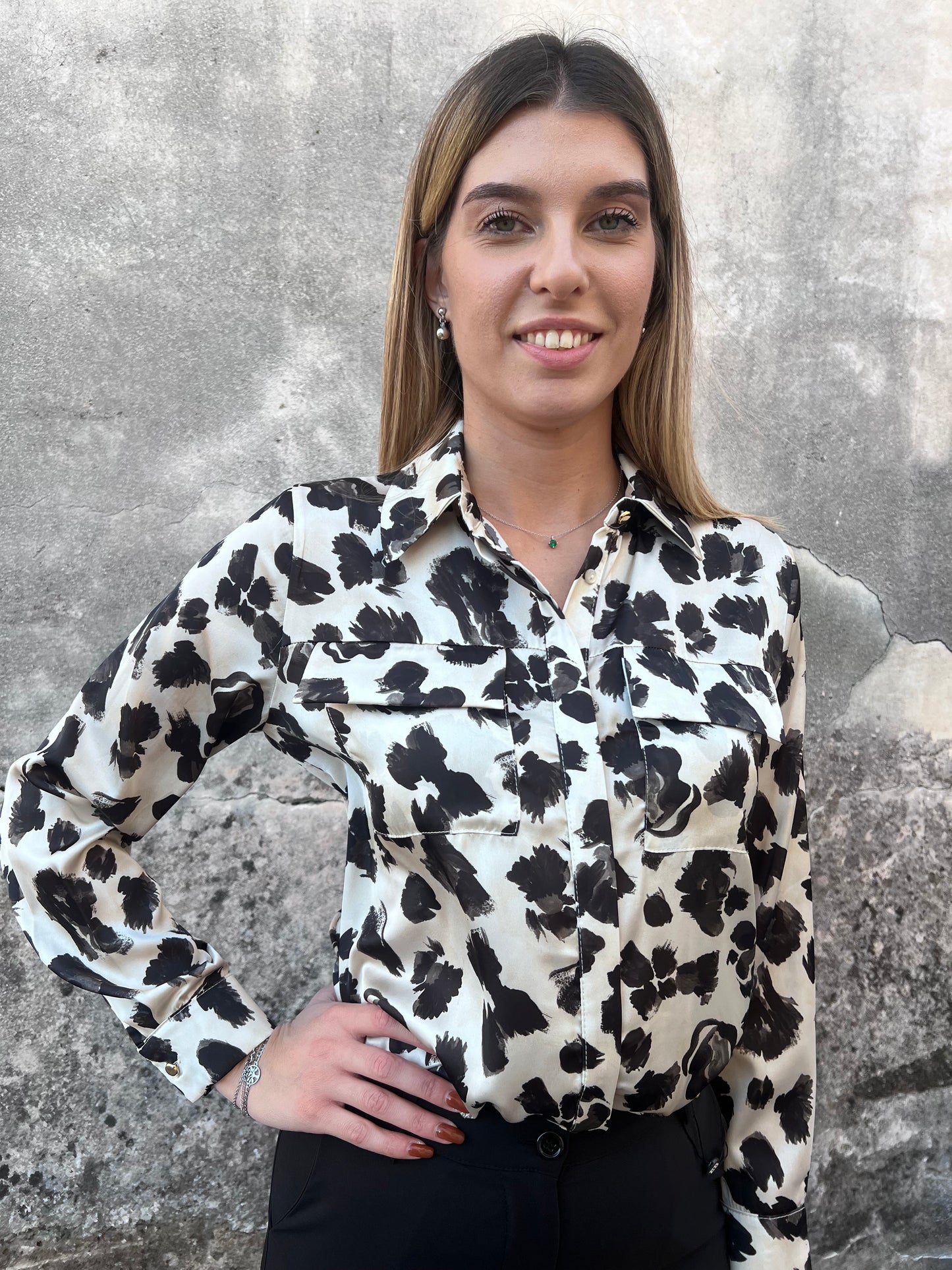 Camicia donna Erica Bellucci fantasia floreale nera - vista frontale