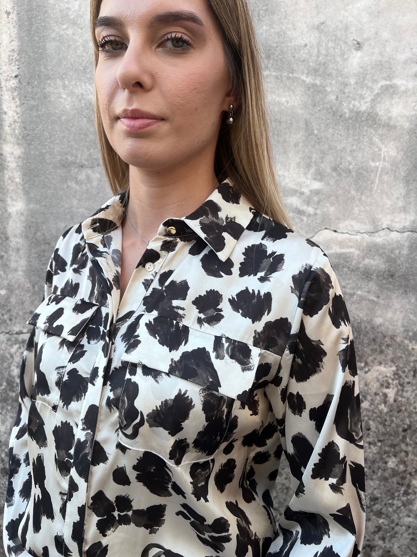 Camicia donna Erica Bellucci fantasia floreale nera - dettaglio abbottonatura e tasche