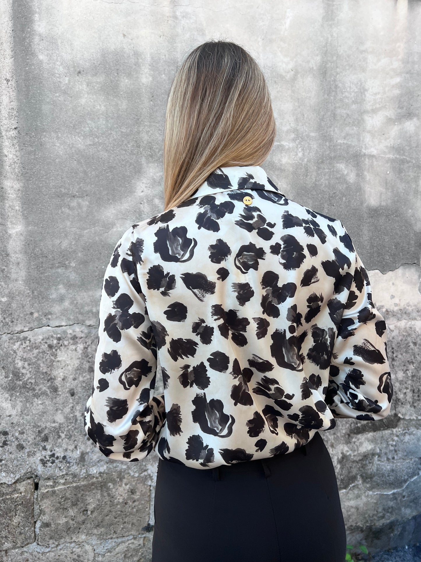 Camicia donna Erica Bellucci fantasia floreale nera - vista posteriore made in Italy