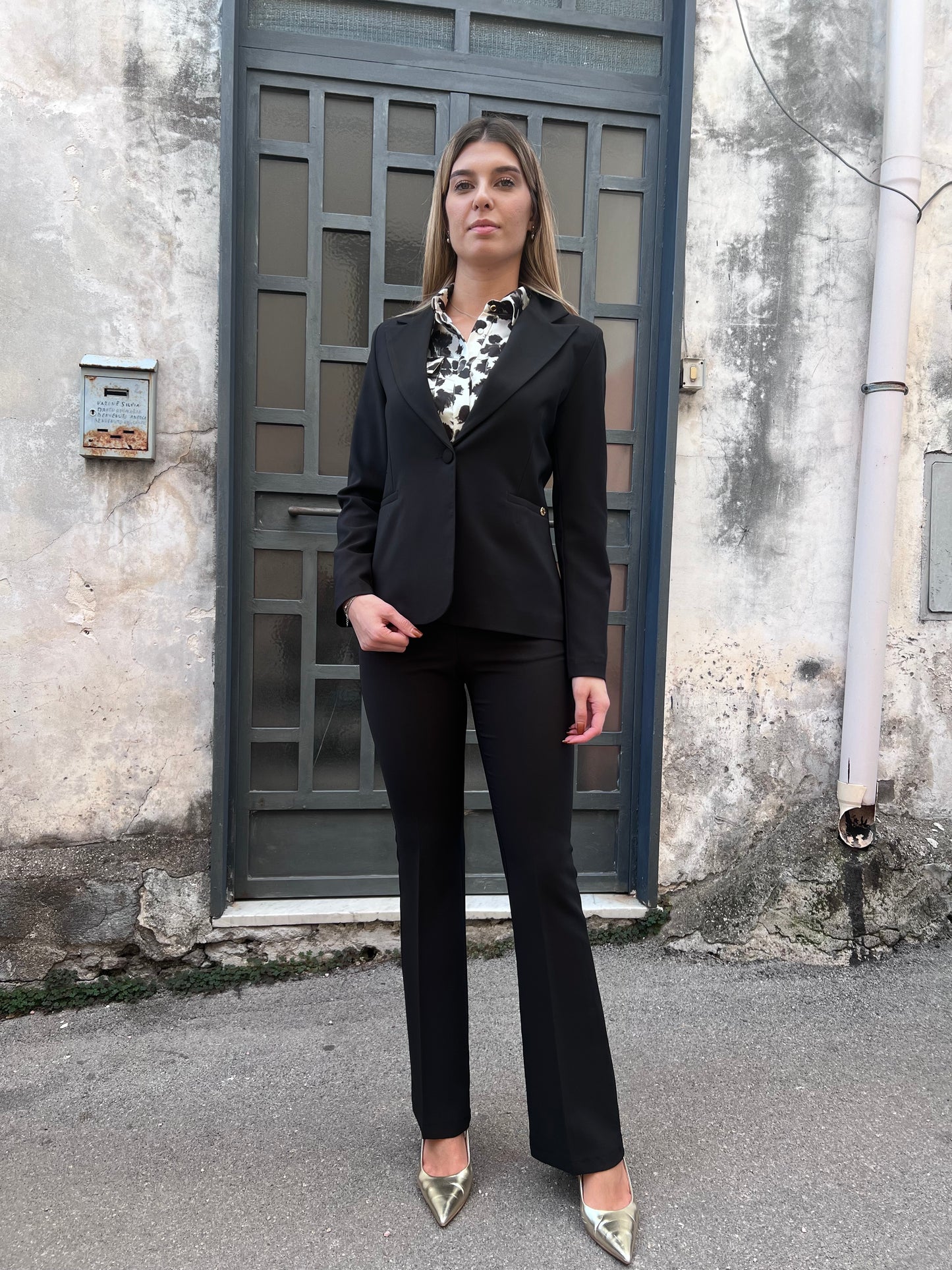 "Tailleur donna Erica Bellucci mono petto nero a zampa Made in Italy - vista frontale completa"