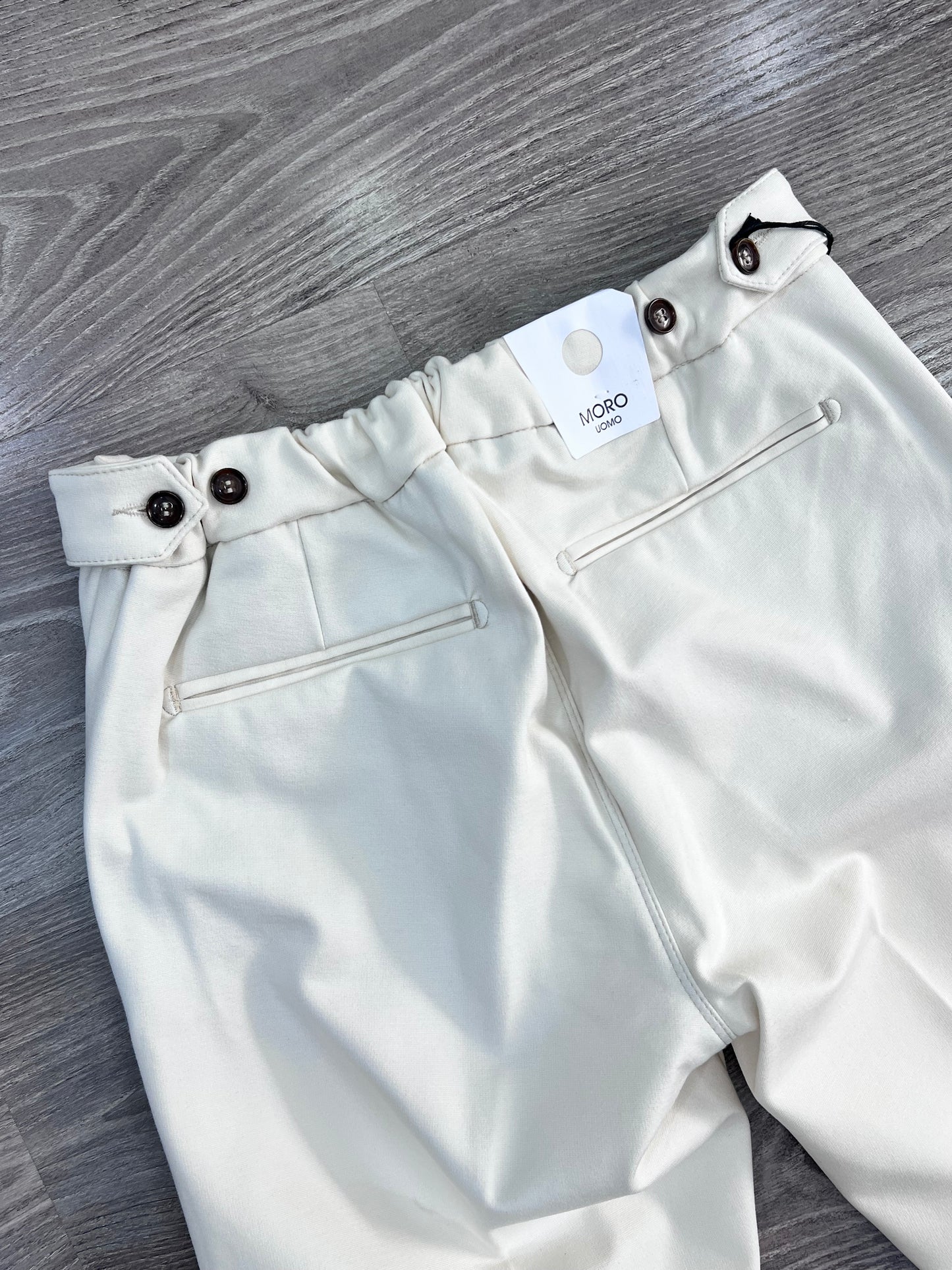 Dettaglio fibbie laterali regolabili pantalone sartoriale punto milano