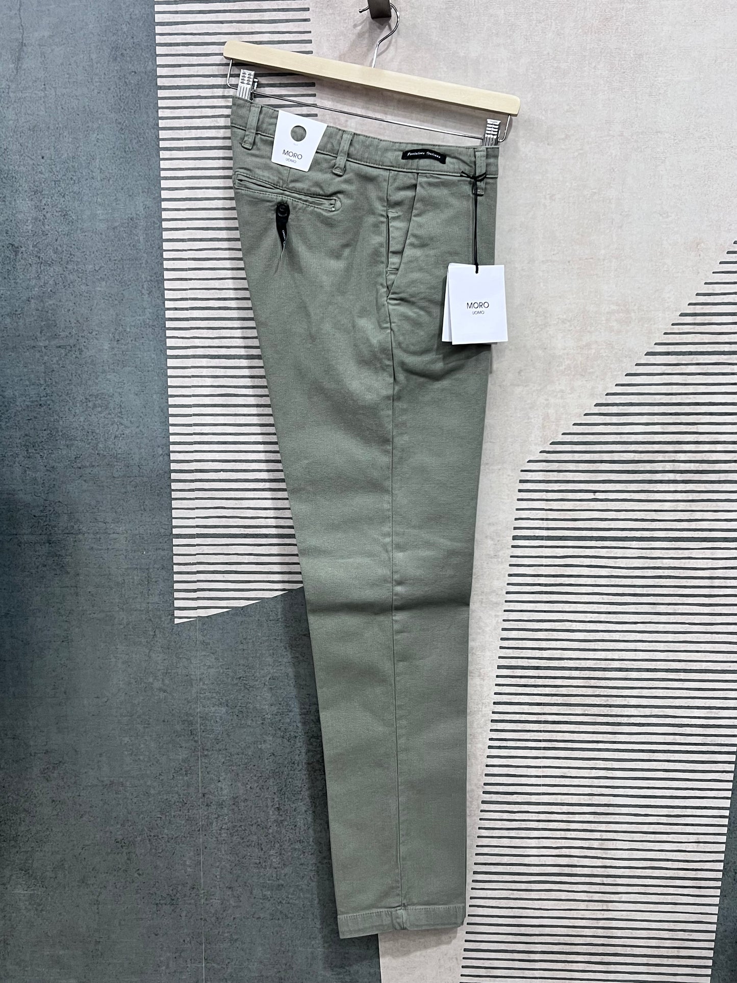 Pantalone tinto in filo verde - vista laterale dettagliata