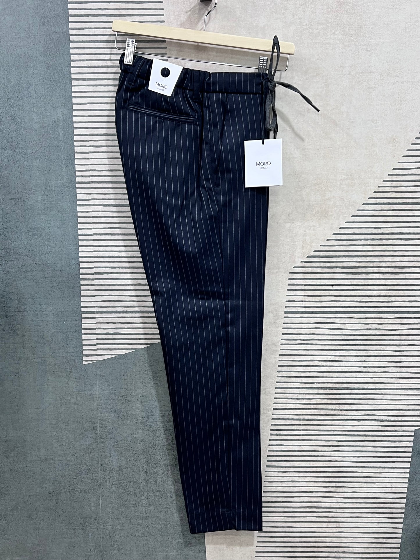 Pantalone sartoriale gessato - vista laterale con elastico e laccetto in vita