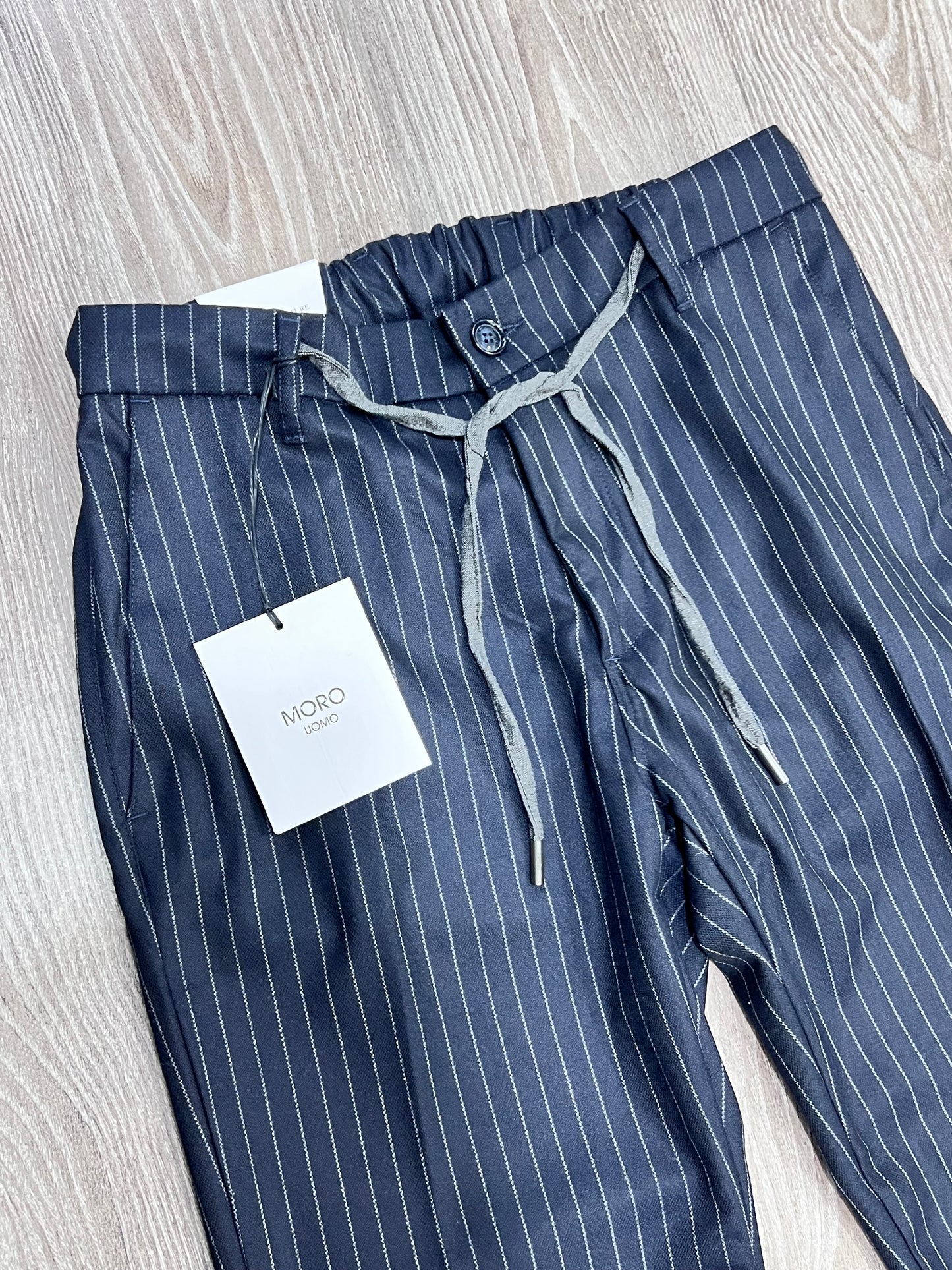 Pantalone sartoriale Made in Italy - dettaglio elastico e laccetto regolabile in vita