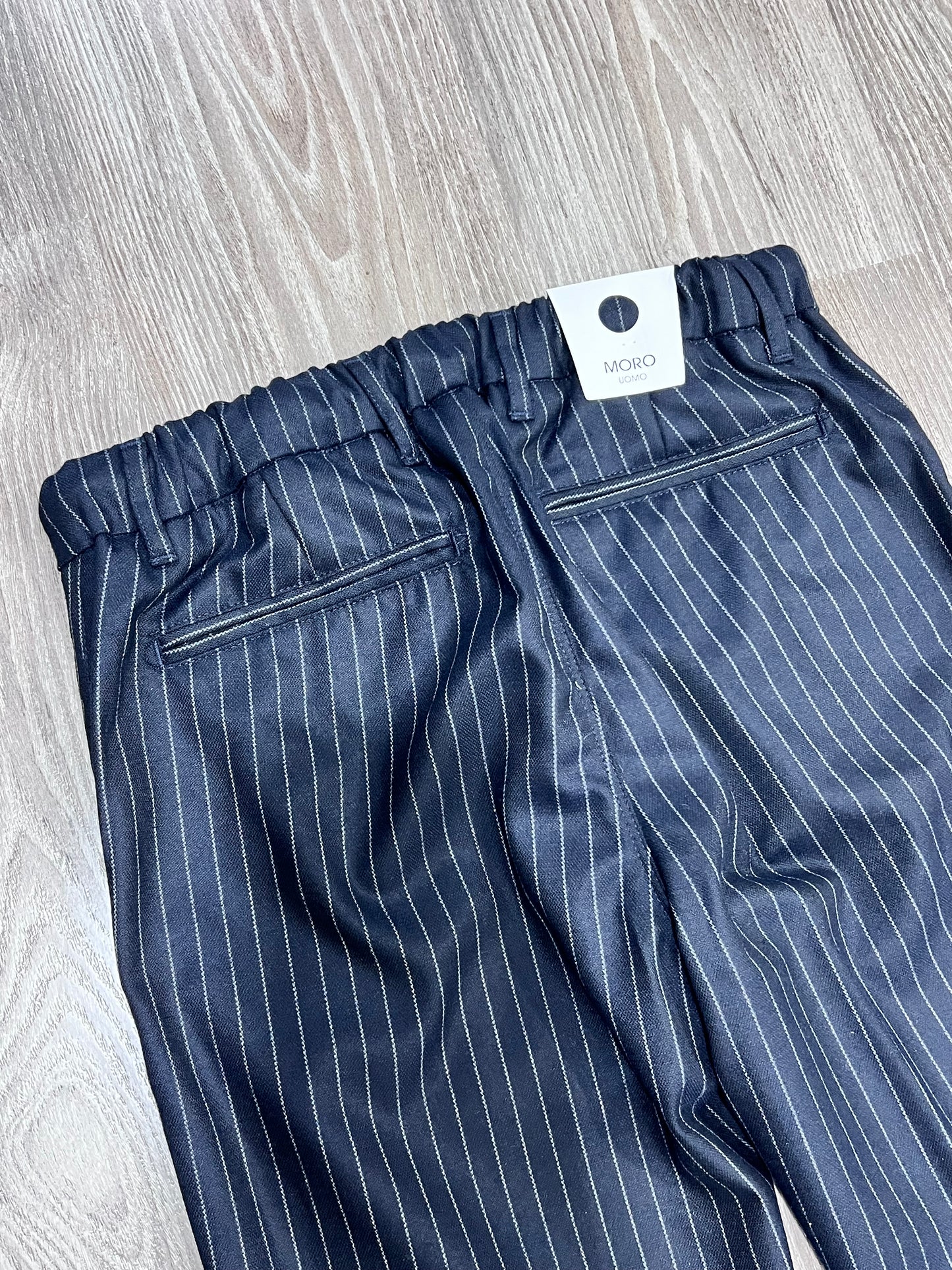 Pantalone sartoriale lunghezza capri - dettaglio tasche a friso e elastico posteriore