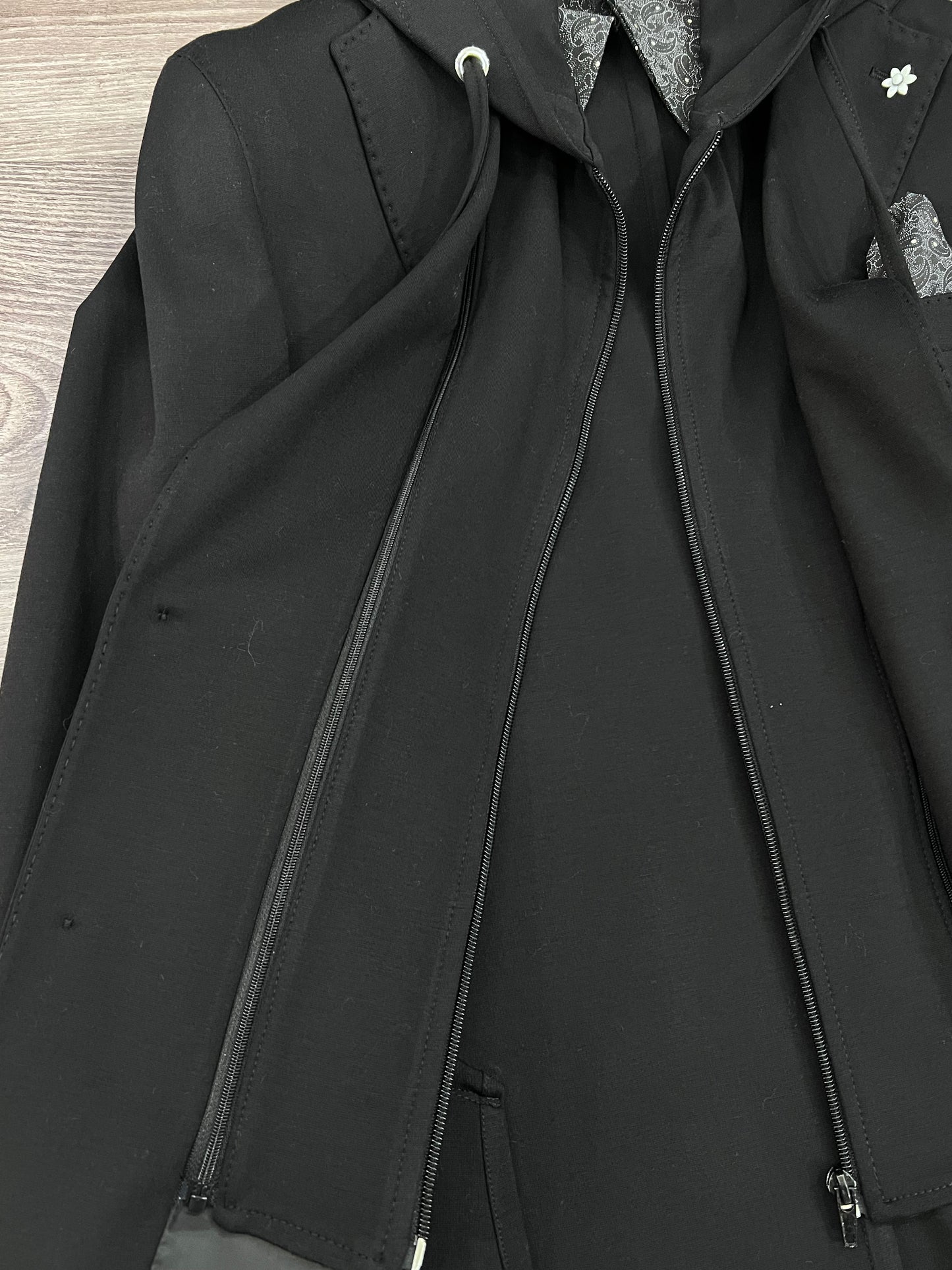 Dettaglio zip e finiture giacca punto milano Made in Italy