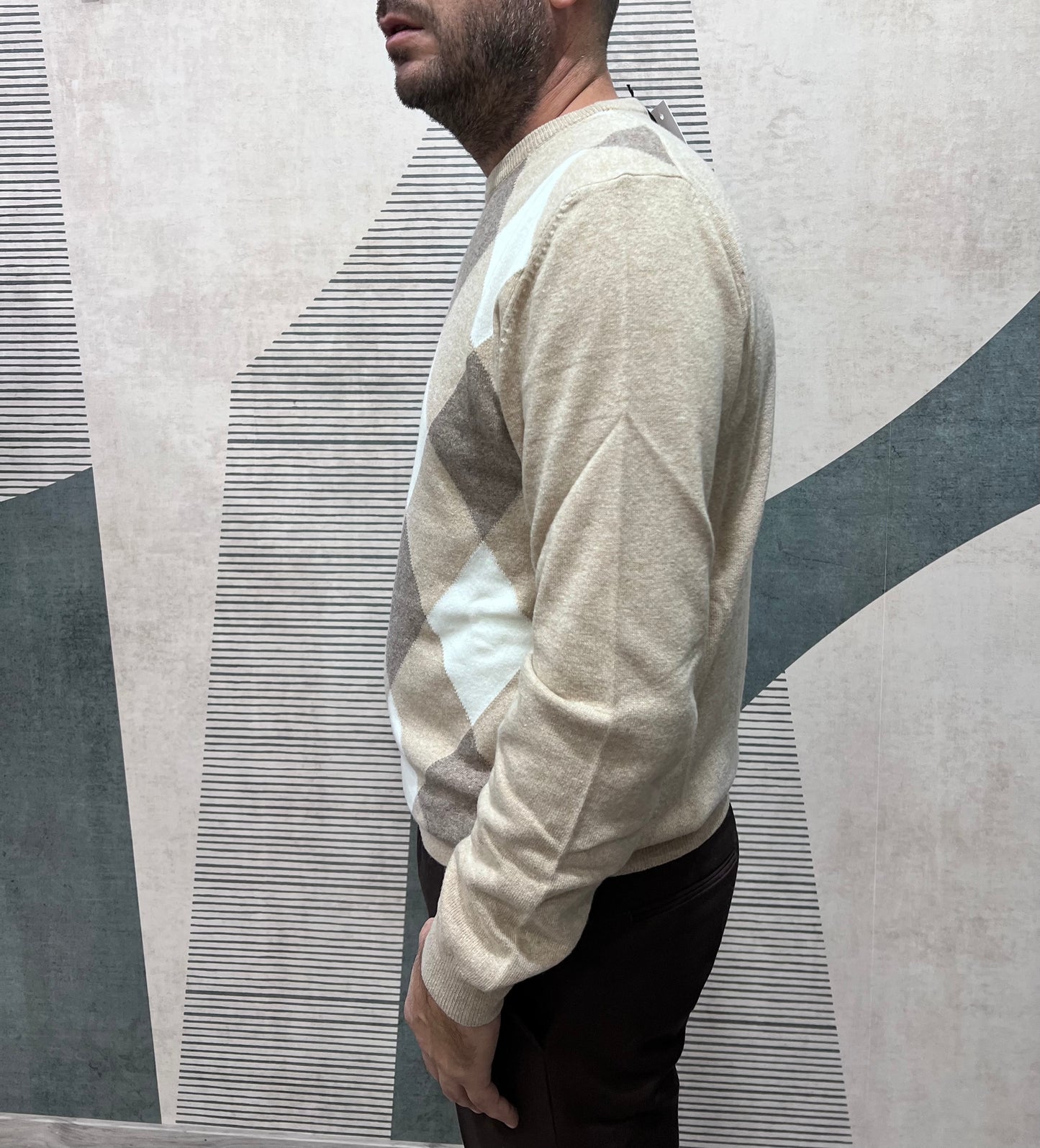 Maglione girocollo uomo a scacchi - vista laterale vestibilità