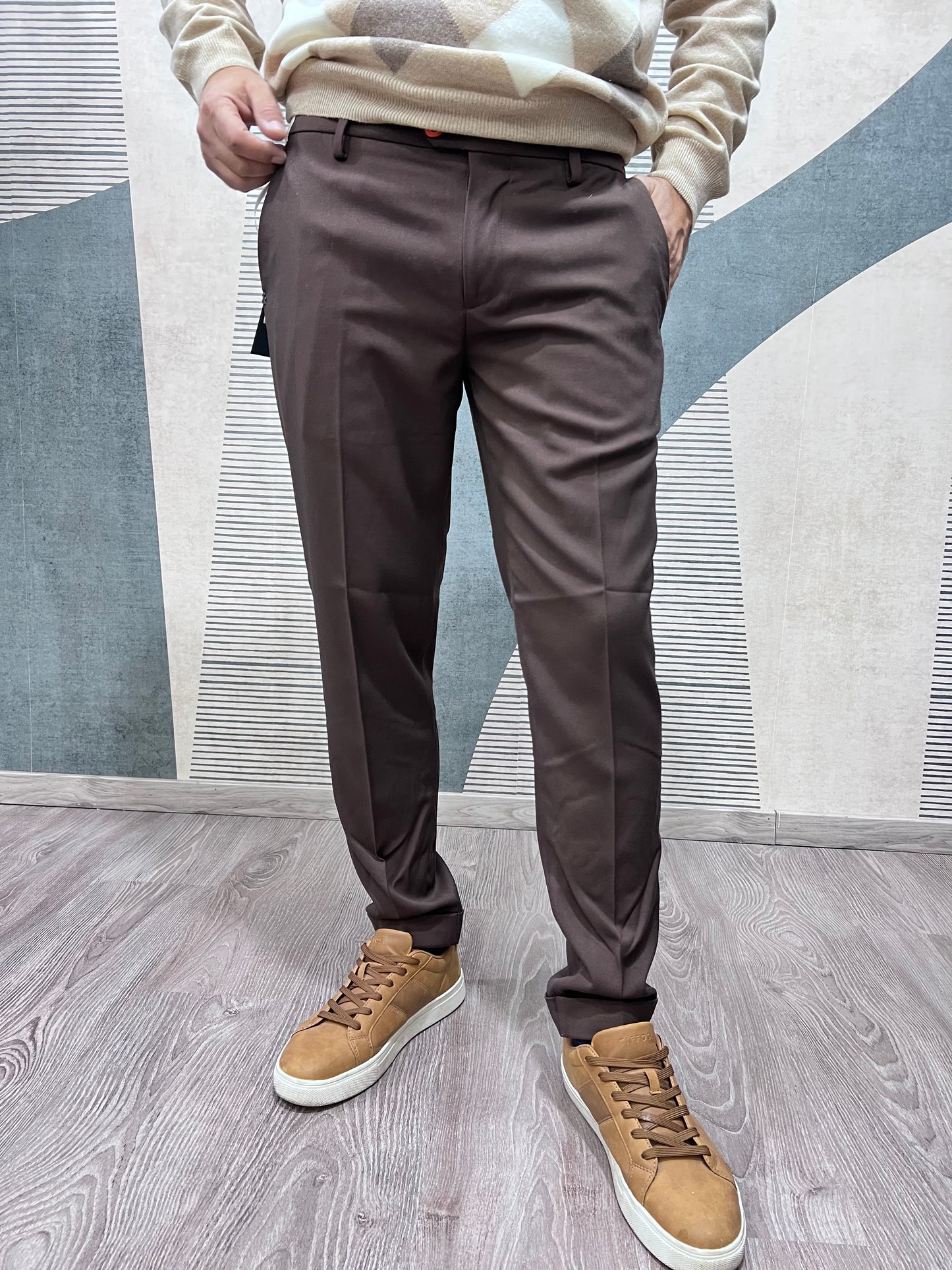 Vestibilità e taglio sartoriale pantalone capri uomo elegante