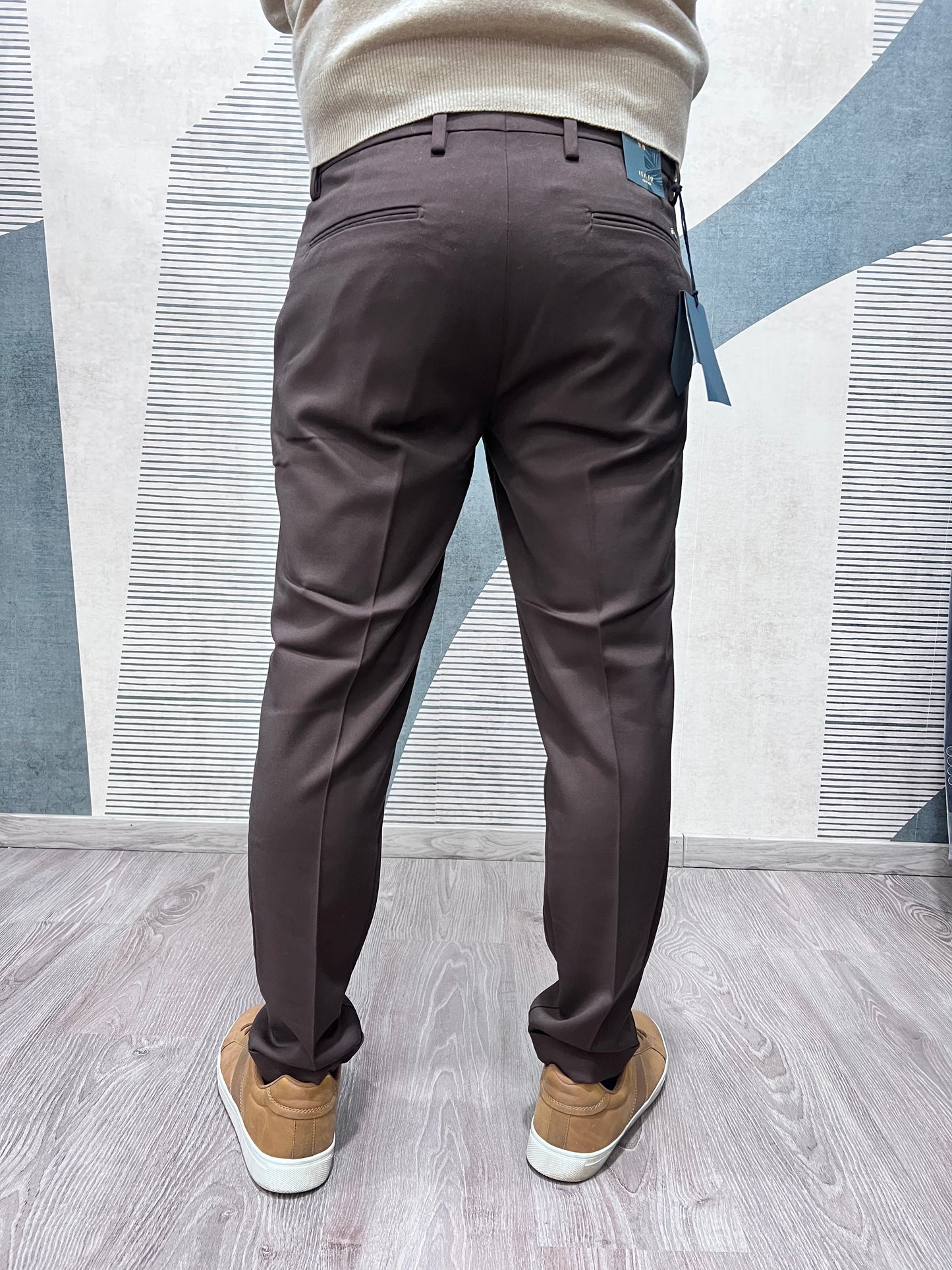 Pantalone sartoriale blu Made in Italy - vista posteriore e fit