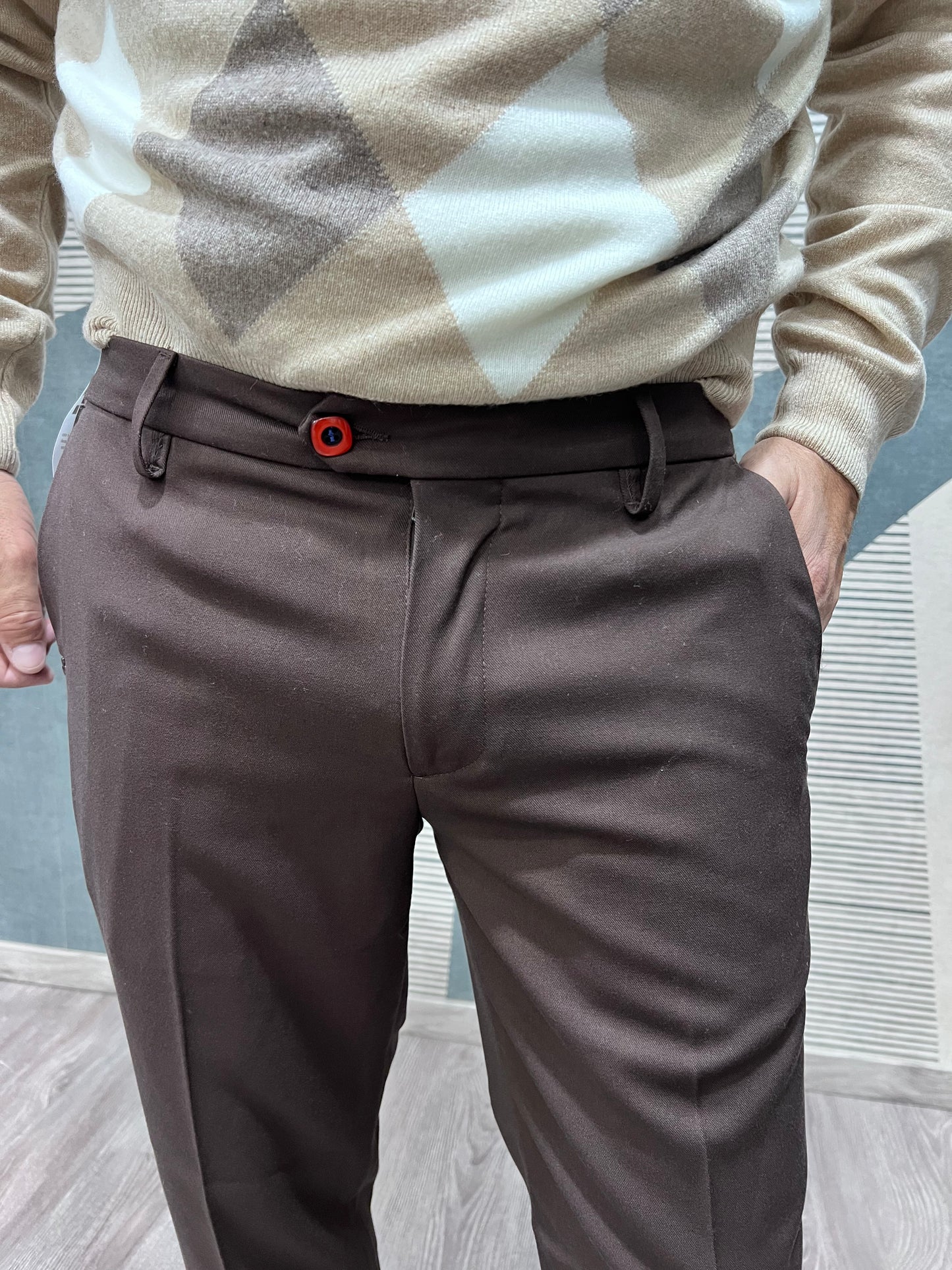 Dettaglio tasca america e vestibilità pantalone sartoriale uomo