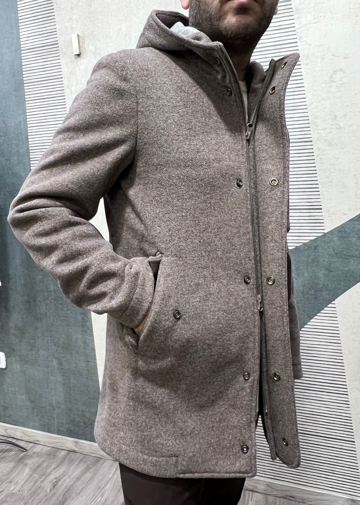 Giaccone cappuccio uomo Made in Italy - vista laterale tessuto premium