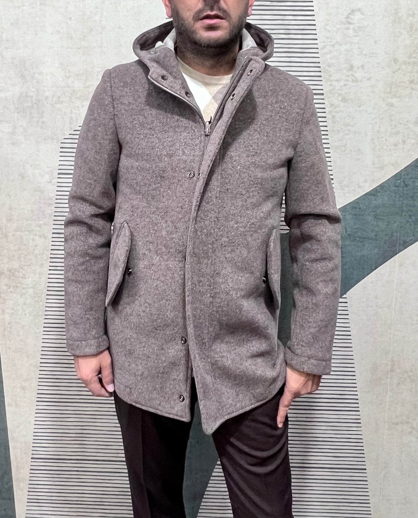Dettaglio zip doppio cursore e tasche con pattine giaccone cappuccio