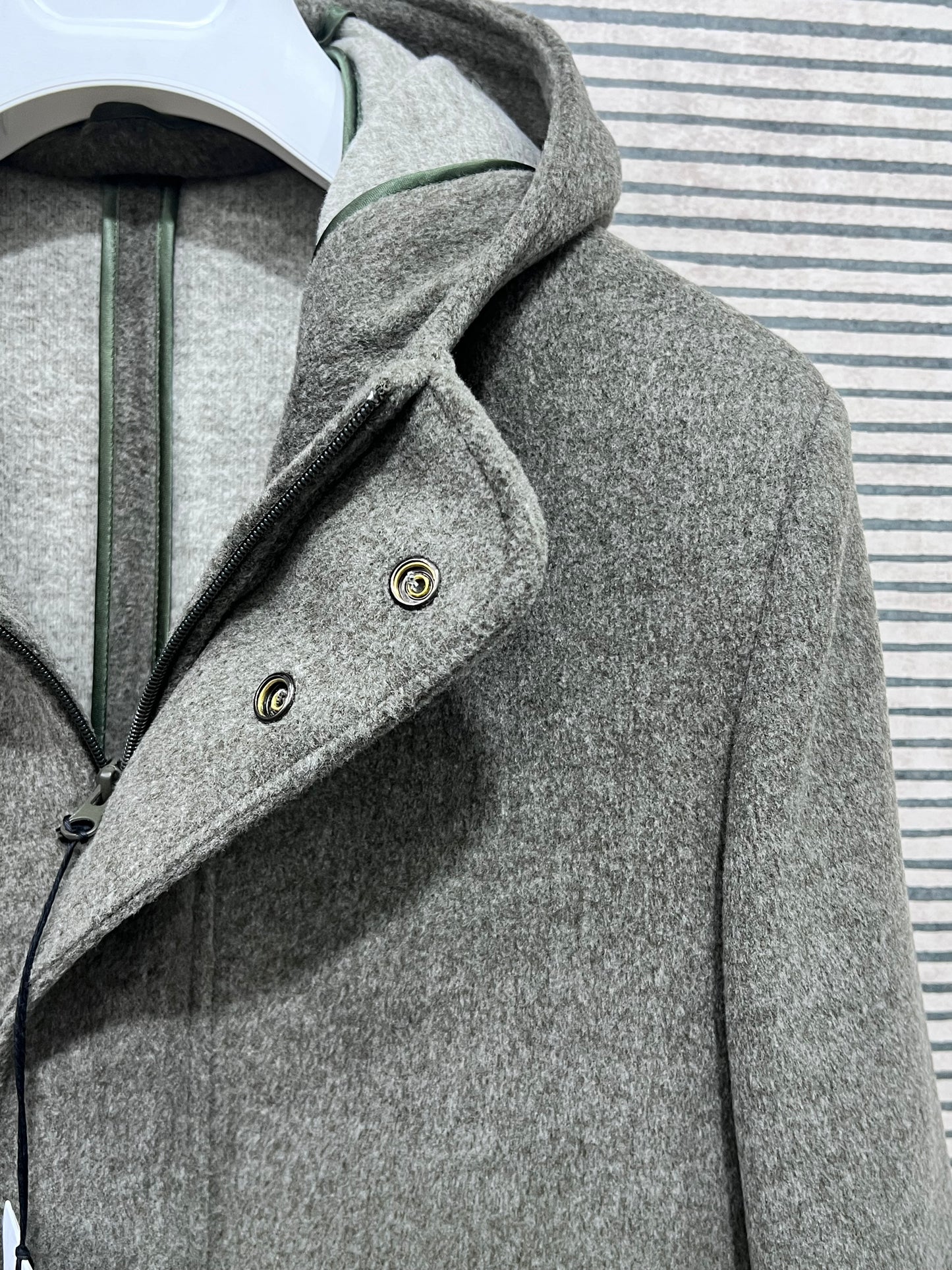 Cappotto uomo con cappuccio - dettaglio cappuccio e clip