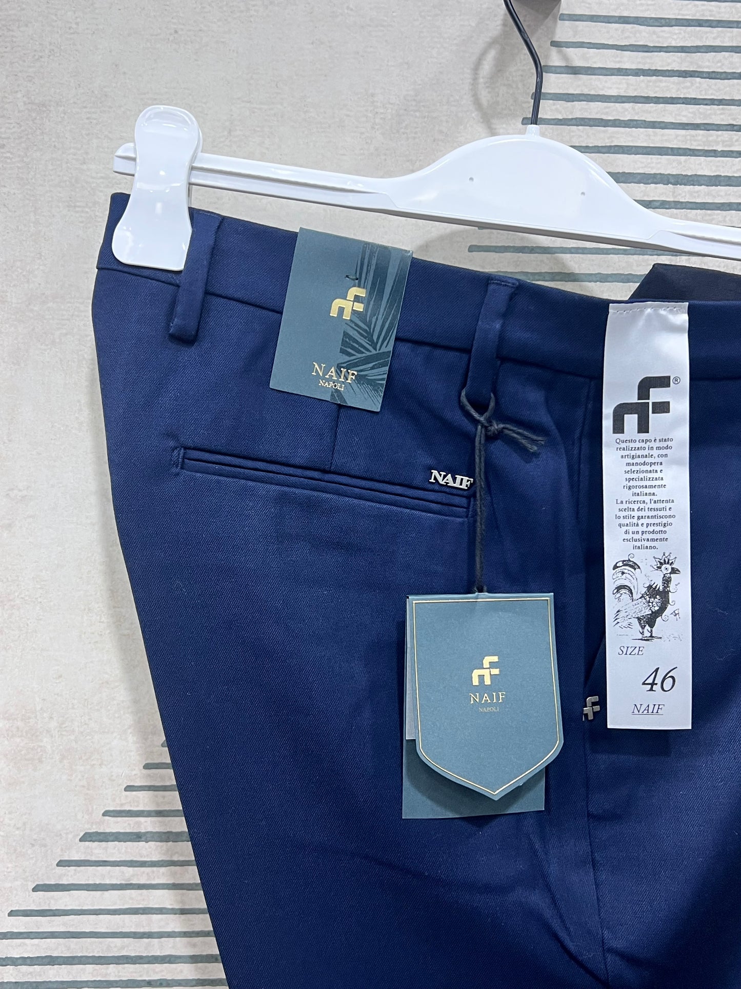Dettaglio tasca e manifattura artigianale pantalone tela flex