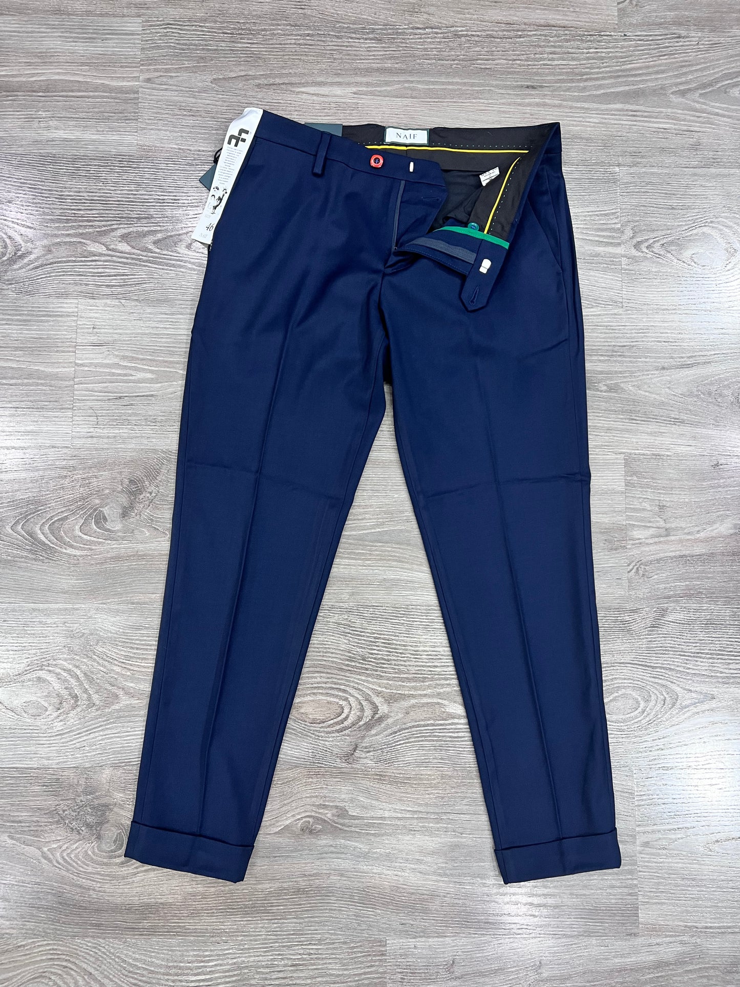 Dettaglio tessuto premium e cuciture pantalone sartoriale italiano