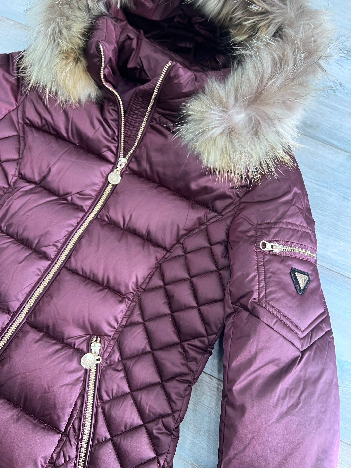 Dettaglio cappuccio removibile con bordo pelliccia naturale giubbotto donna 638 bordeaux