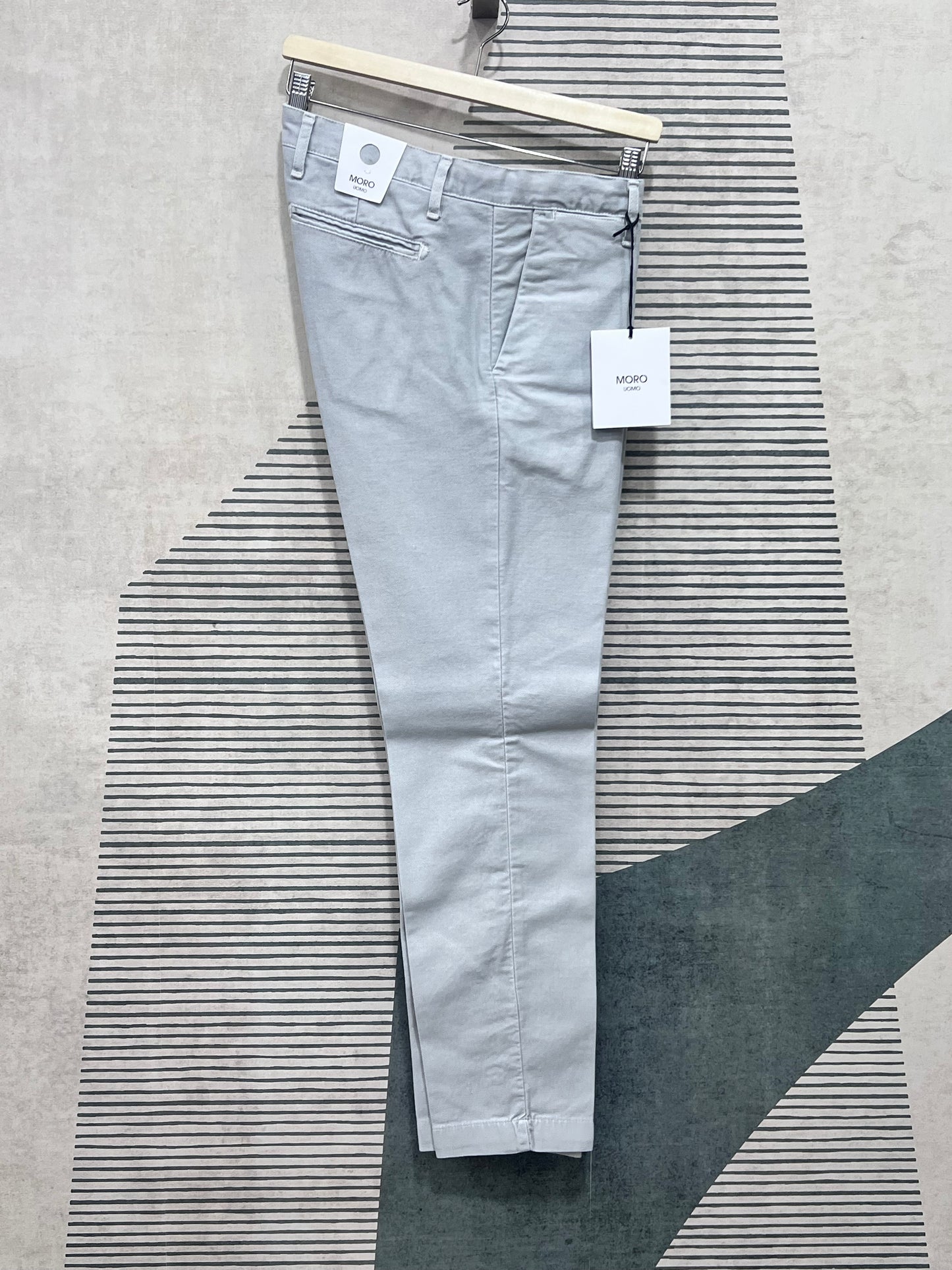 Pantalone elegante uomo fustagna spigata grigio vista laterale, manifattura sartoriale italiana