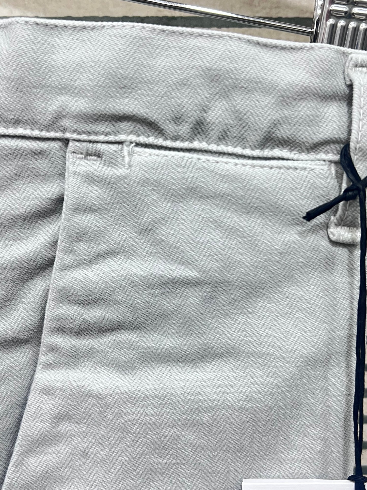 Dettaglio tessuto e taschino anteriore- pantalone fustagna spigata, qualità eccellente Made in Italy